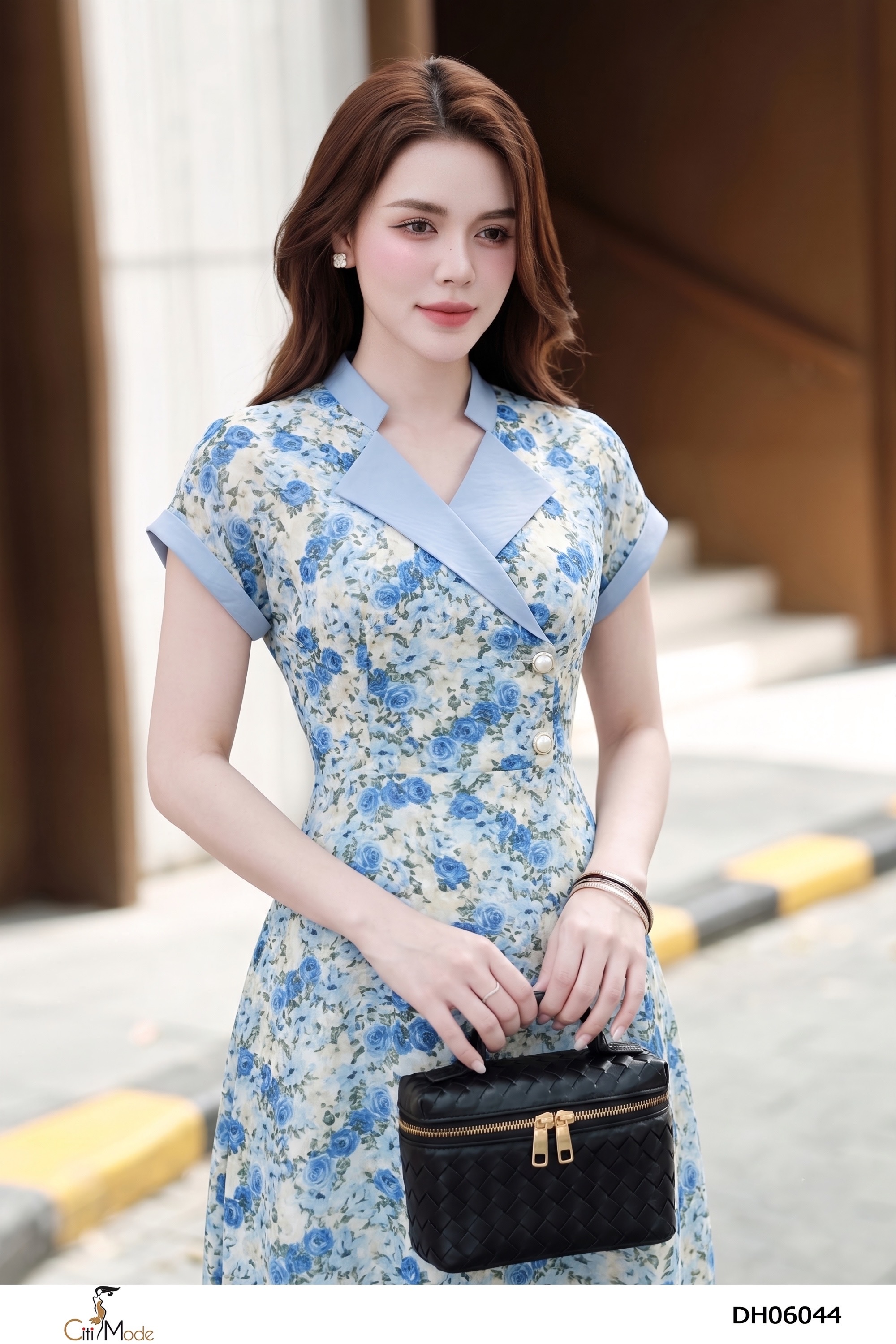 Đầm xòe hoa xanh cỏ be cách điệu, cai chờm tay hến
