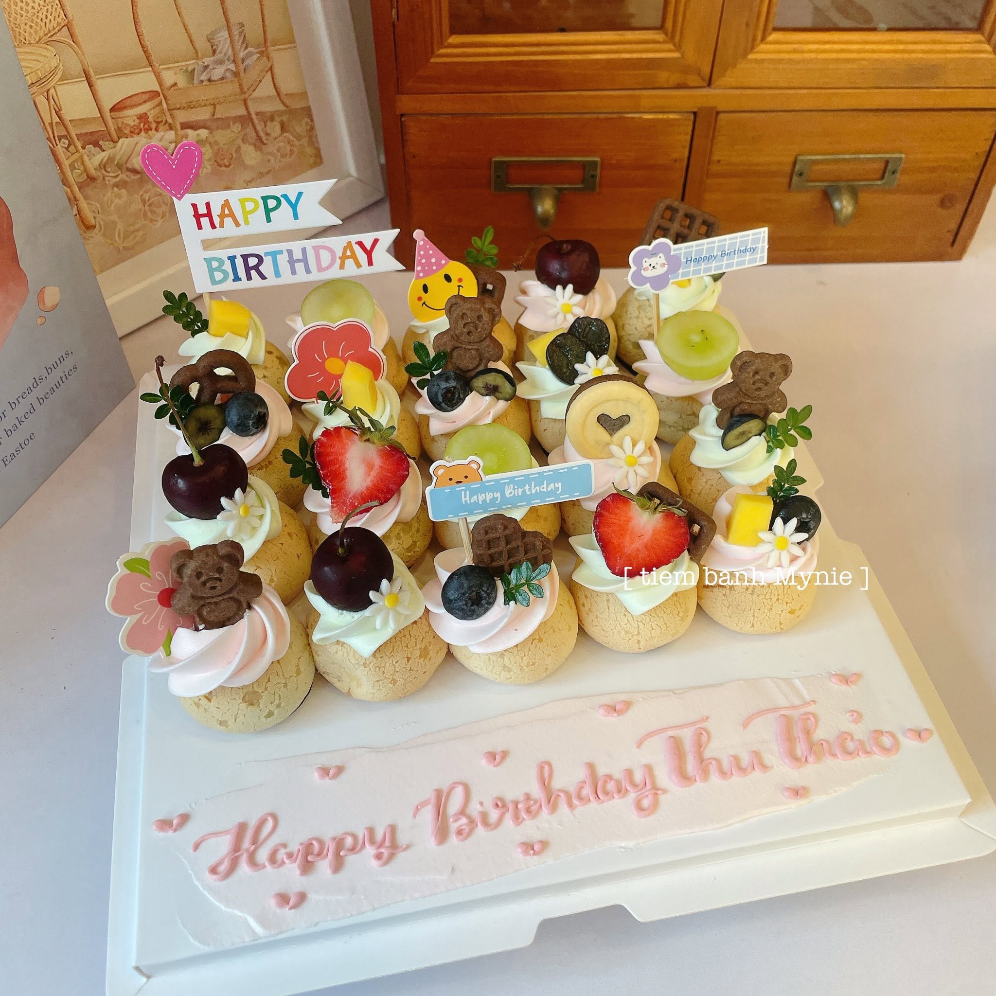 Set bánh su singapore trang trí trái cây tươi