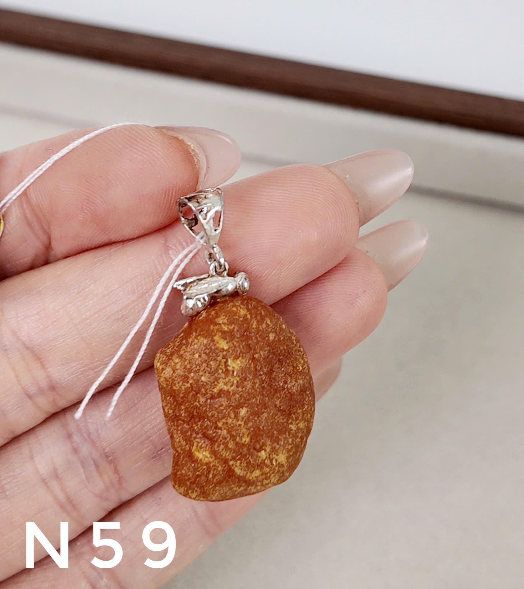 Mặt Dây Chuyền Hổ Phách Giọt Chốt Bạc Hình Ong - N59