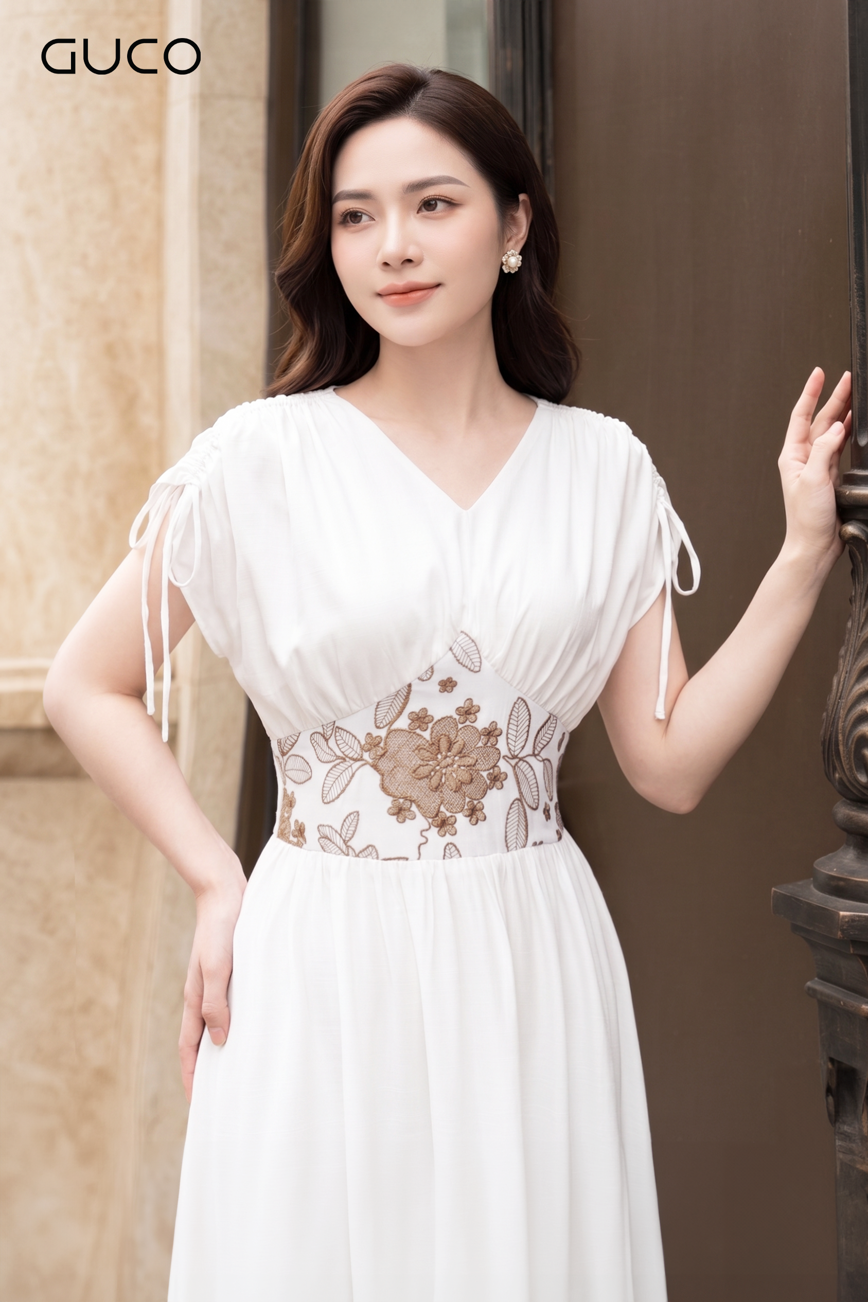 Đầm Midi Trắng Thêu Hoa Nâu Nhấn Eo