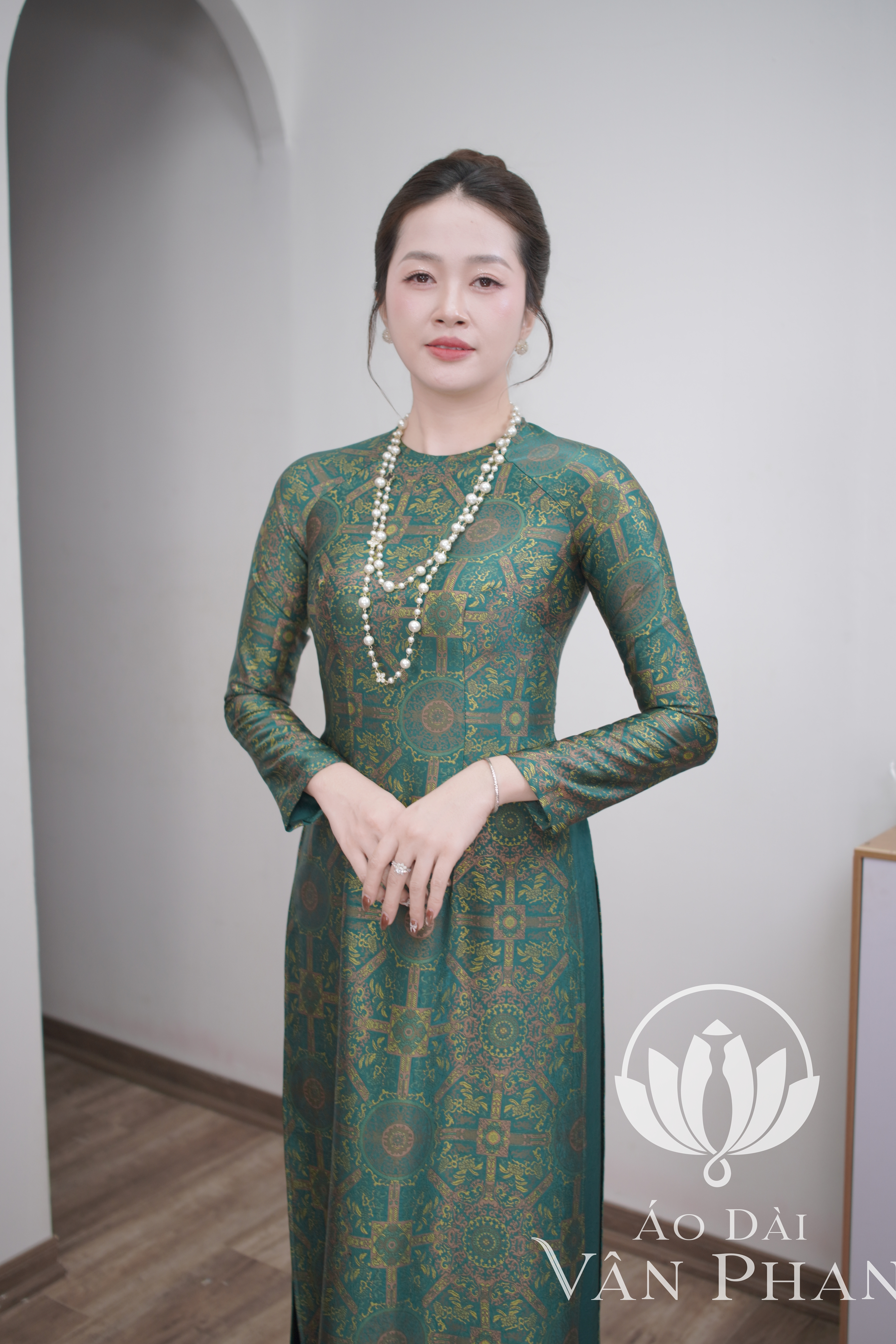A3316CT áo dài cổ khít tay dài lụa dubai xanh lá thổ cẩm_thumbnail_1