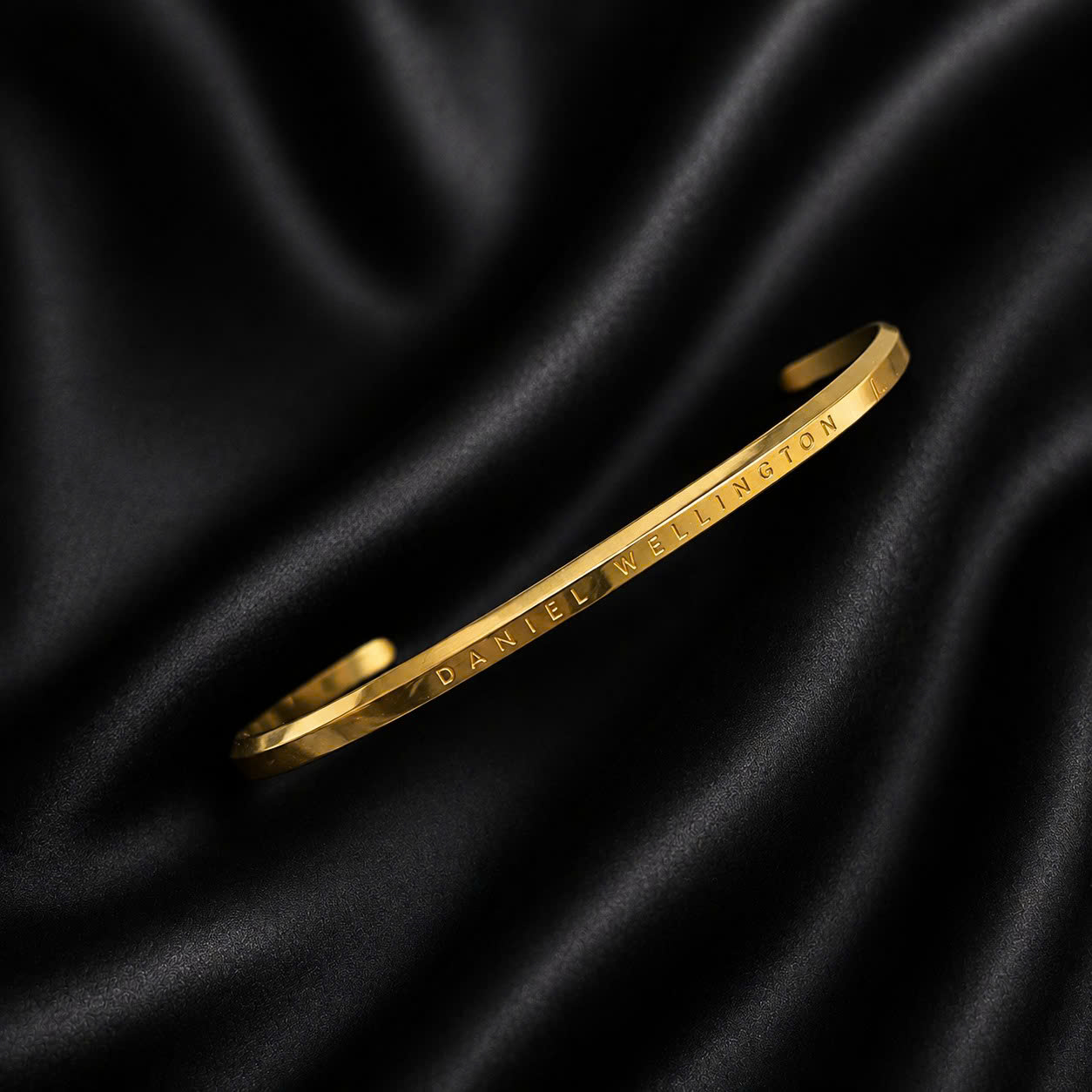 vòng tay titan cuff basic Daniel wellington vàng L.