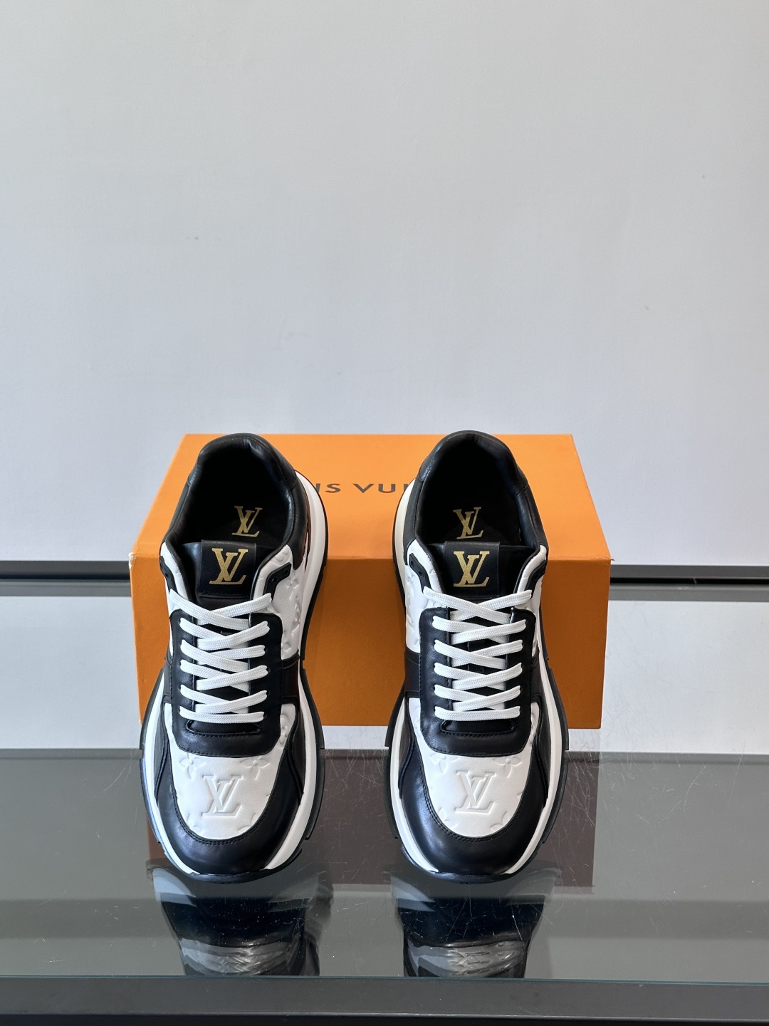 Giày LV Run Away