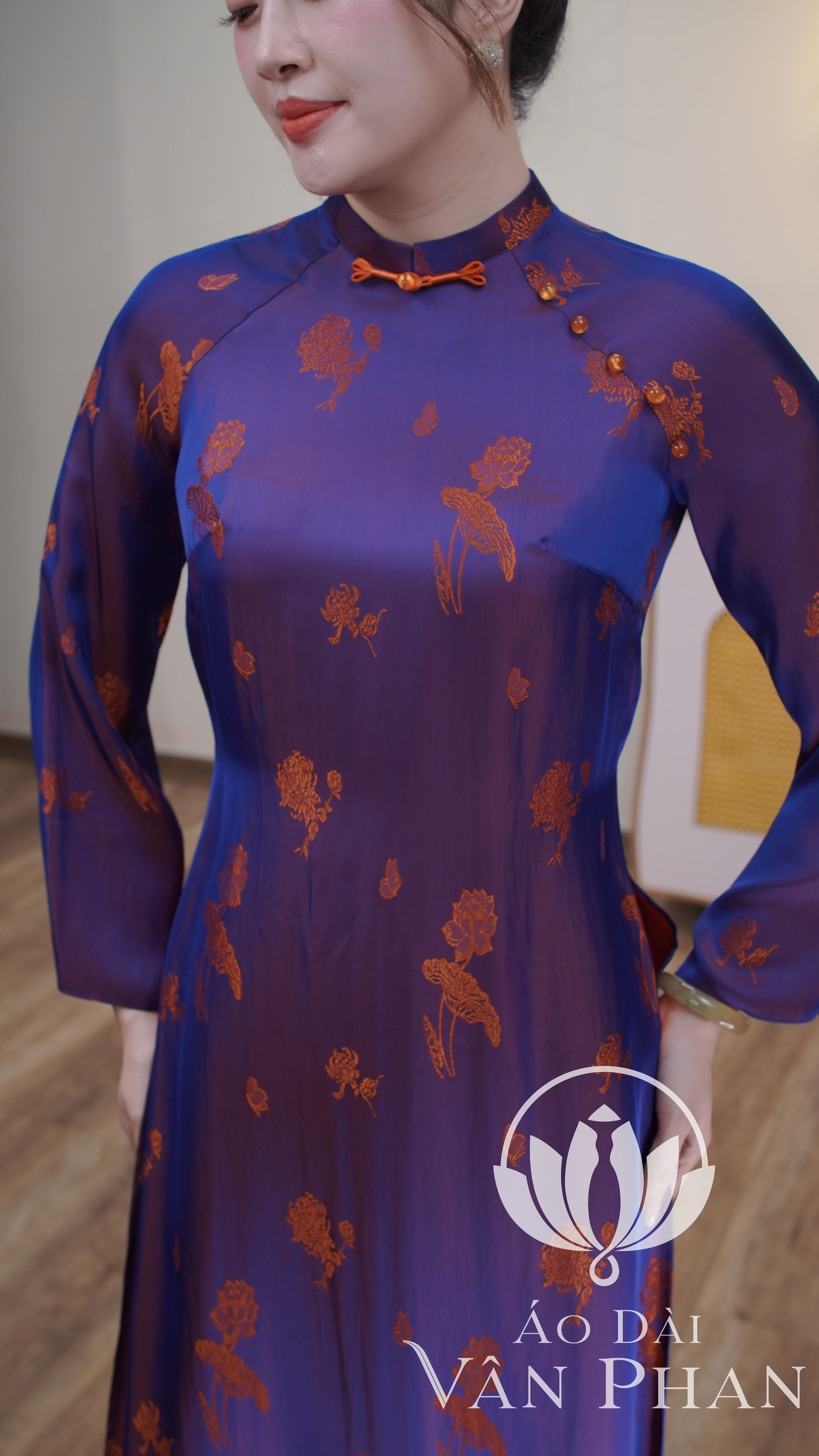 CT412 áo dài cổ 2p tay dài loe tơ tằm nha xá màu tím cam