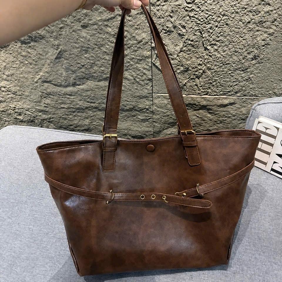 Túi Tote Da Nữ Phom Rộng Cổ Điển Túi Đeo Vai Cỡ Lớn Phối Dây Đai Khóa Ngang Thời Trang CUN423