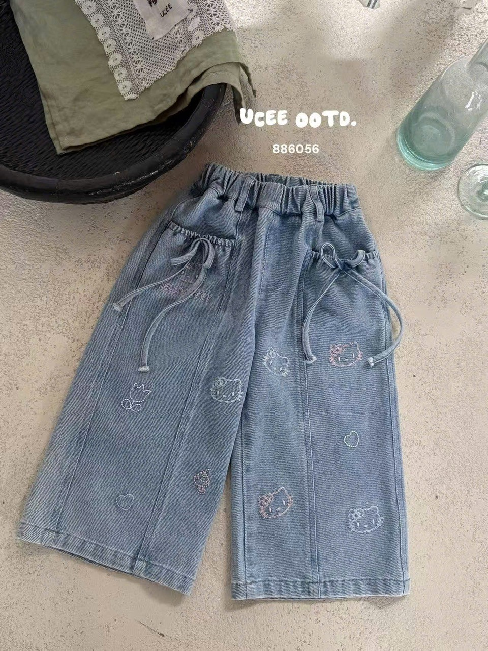 UC81 - Quần bò ống xuống thêu Kitty UCEE