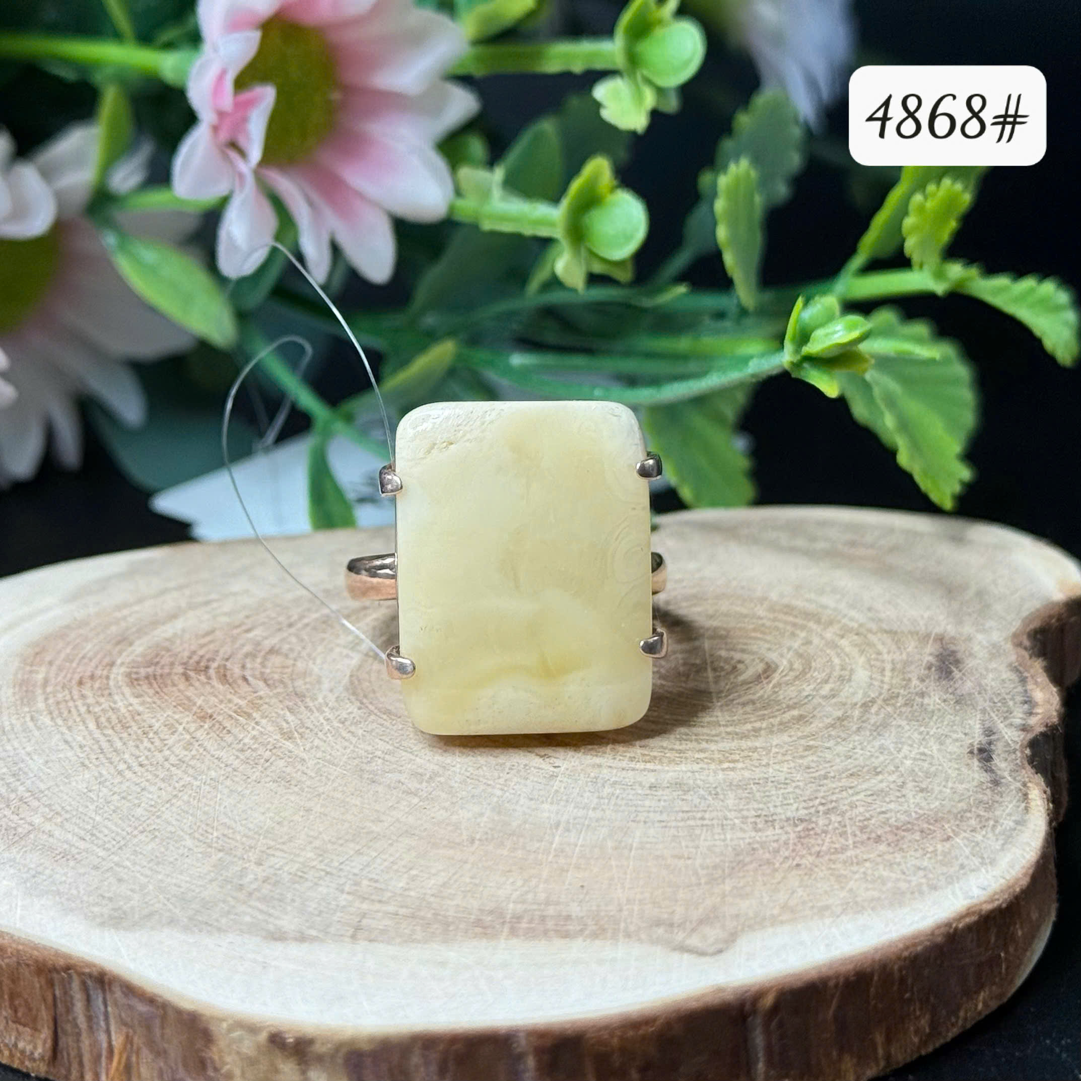 Nhẫn Hổ Phách Hoàng Gia Vàng Bơ Mặt Tứ Phương Khung Bạc Si Vàng - 4868