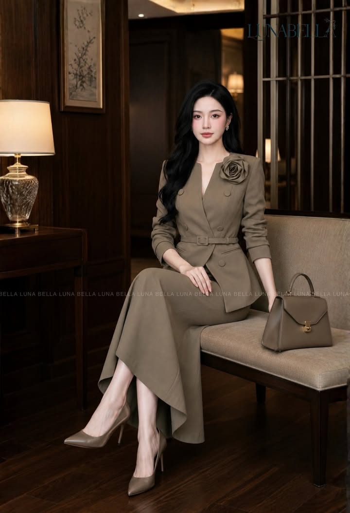 Áo blazer không cổ cài hoa LYRIS màu NÂU_thumbnail_1