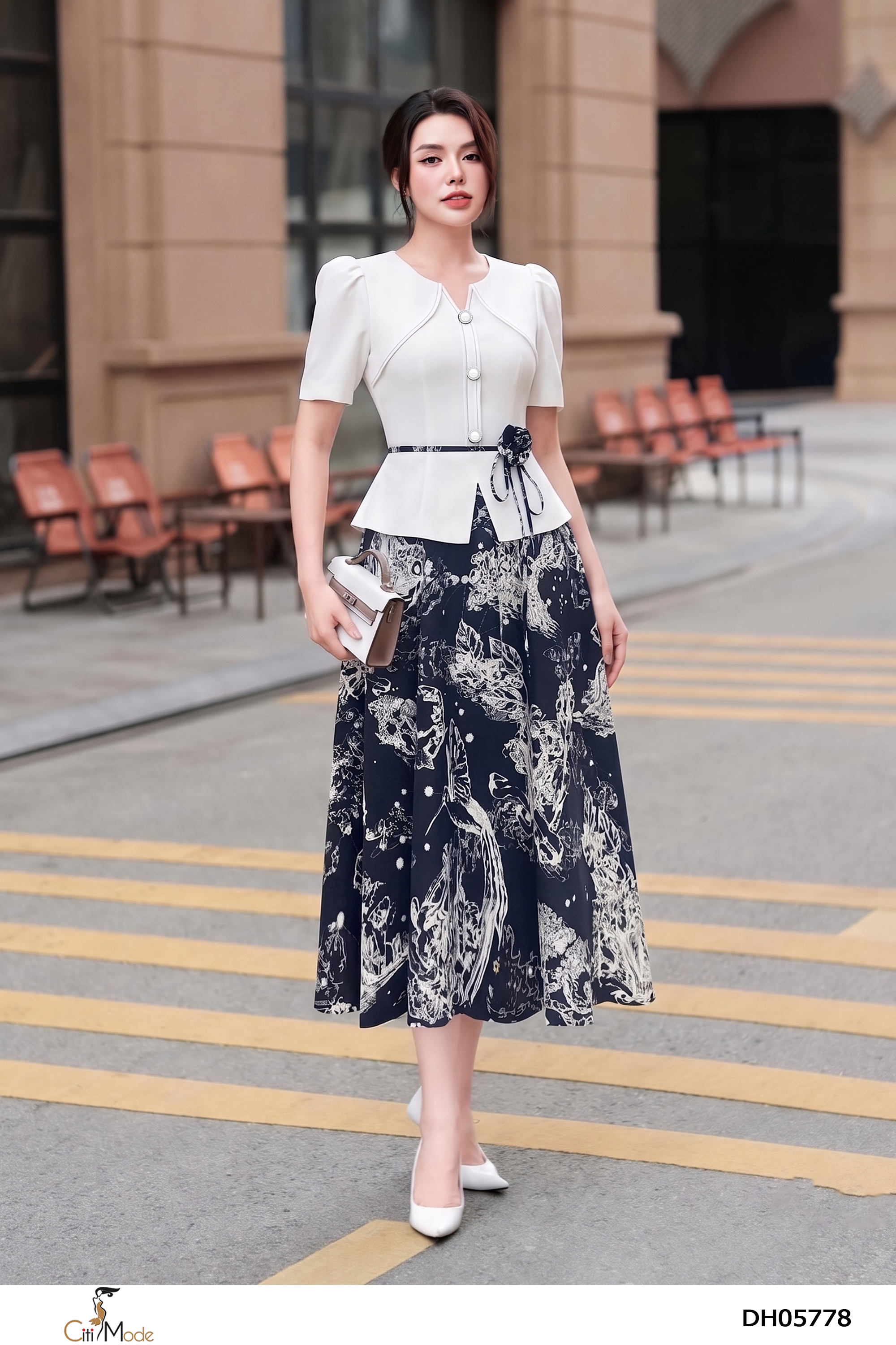 Đầm xòe hoa đen phối trắng, cổ V cách điệu phối hoa eo_thumbnail_3