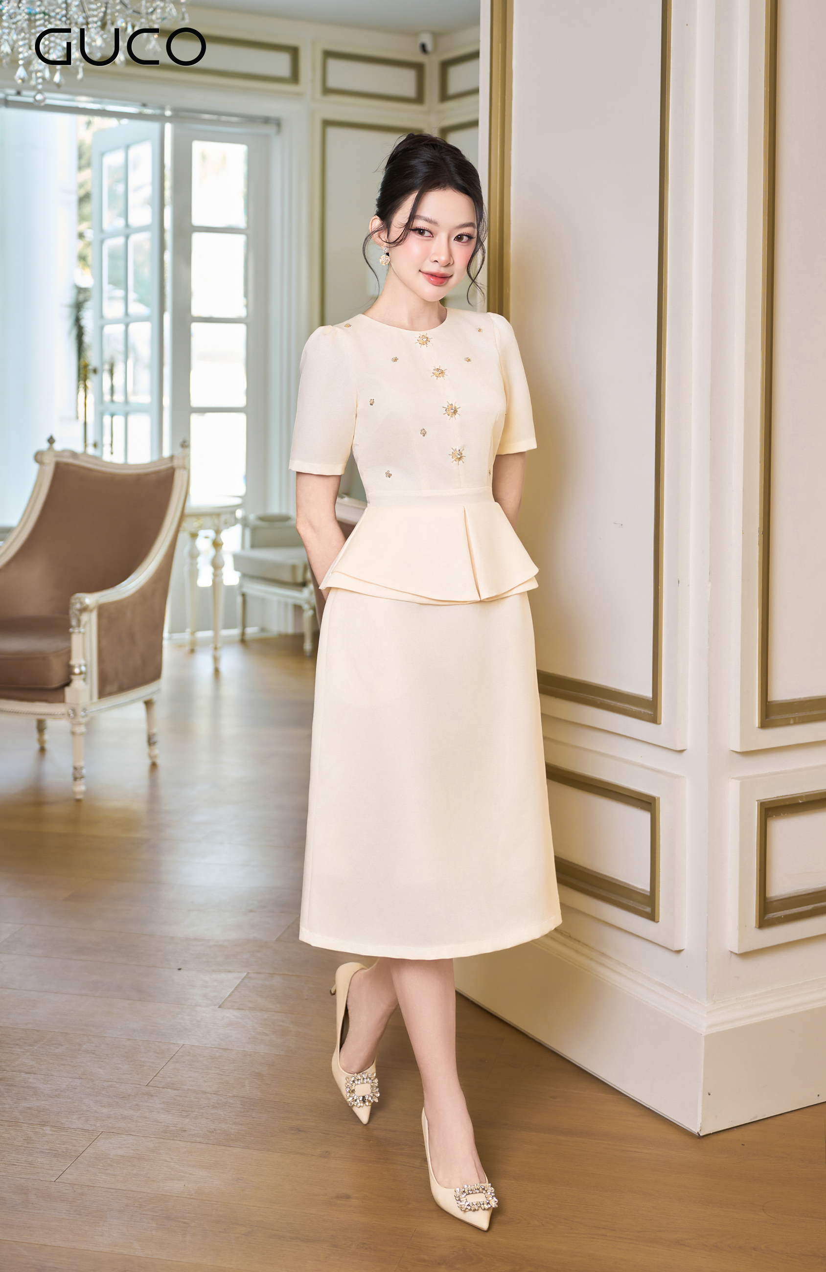 GUCO Đầm Peplum Kem Đính Đá Sang Trọng