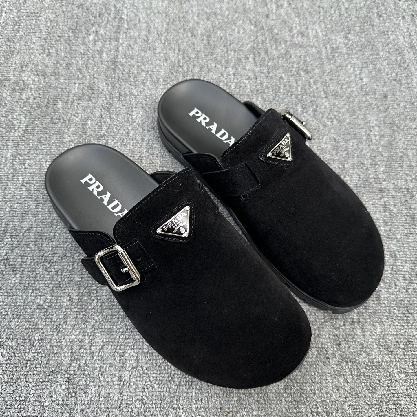 Sục PRADA