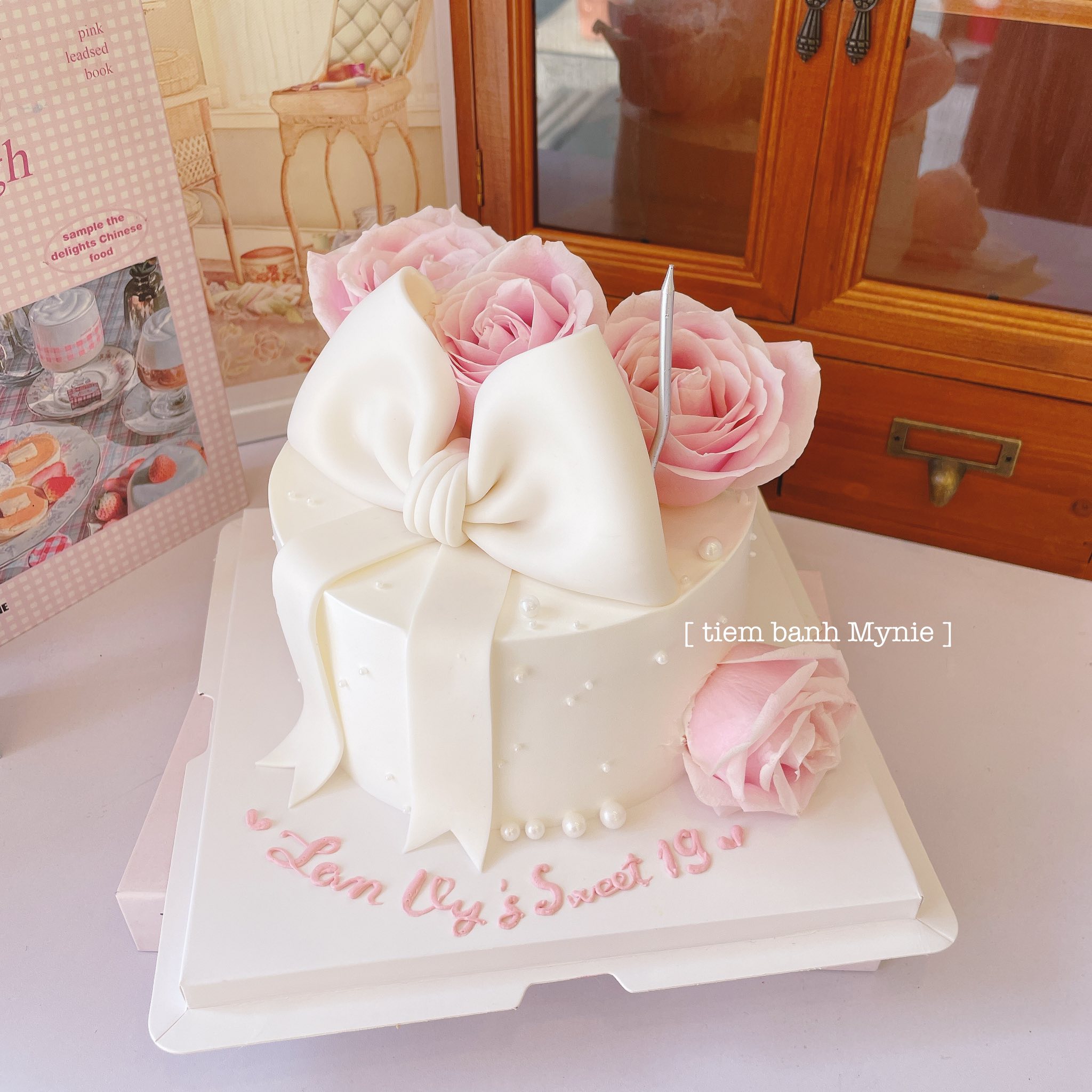 Bánh kem trang trí hoa tươi và nơ - MH0053