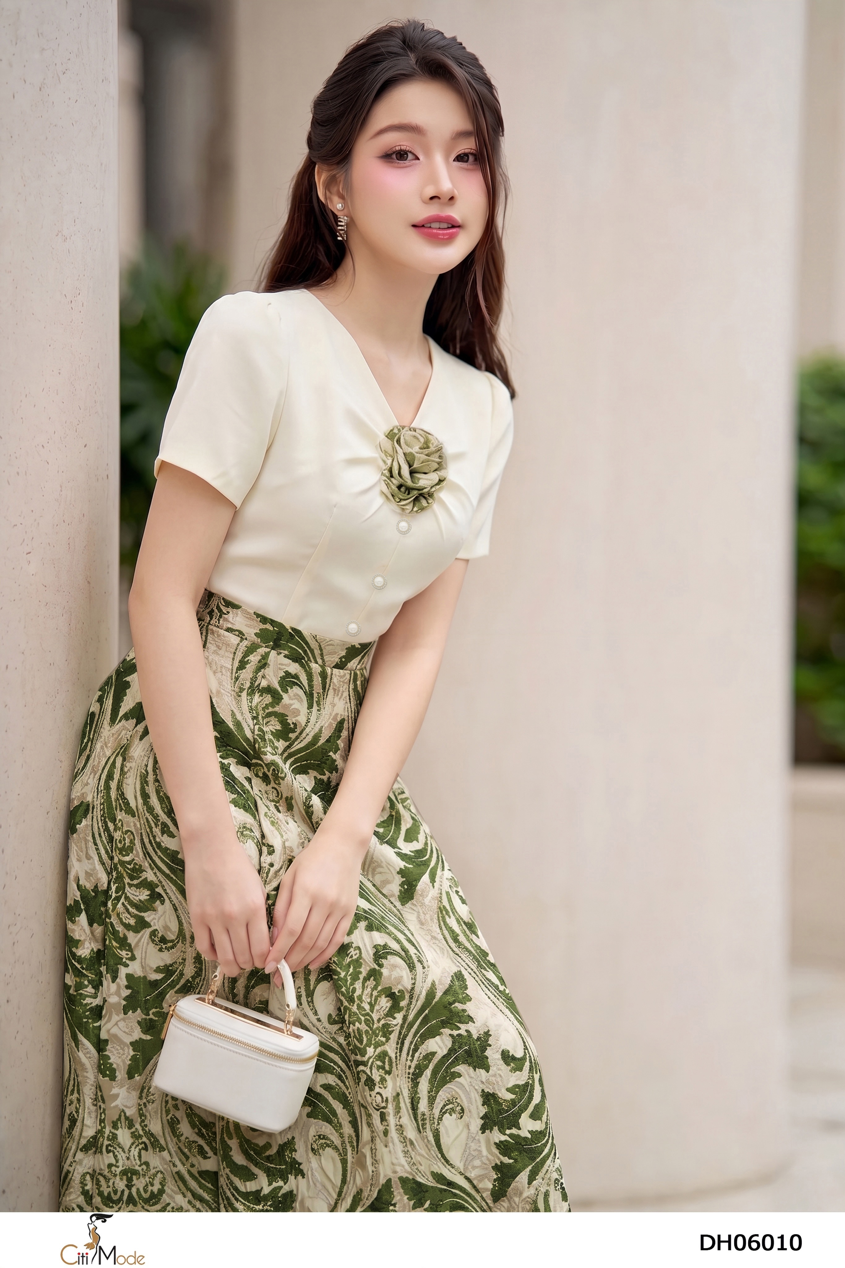 Đầm xòe họa tiết xanh phối trắng kem ngực nhún cổ V tay ngắn