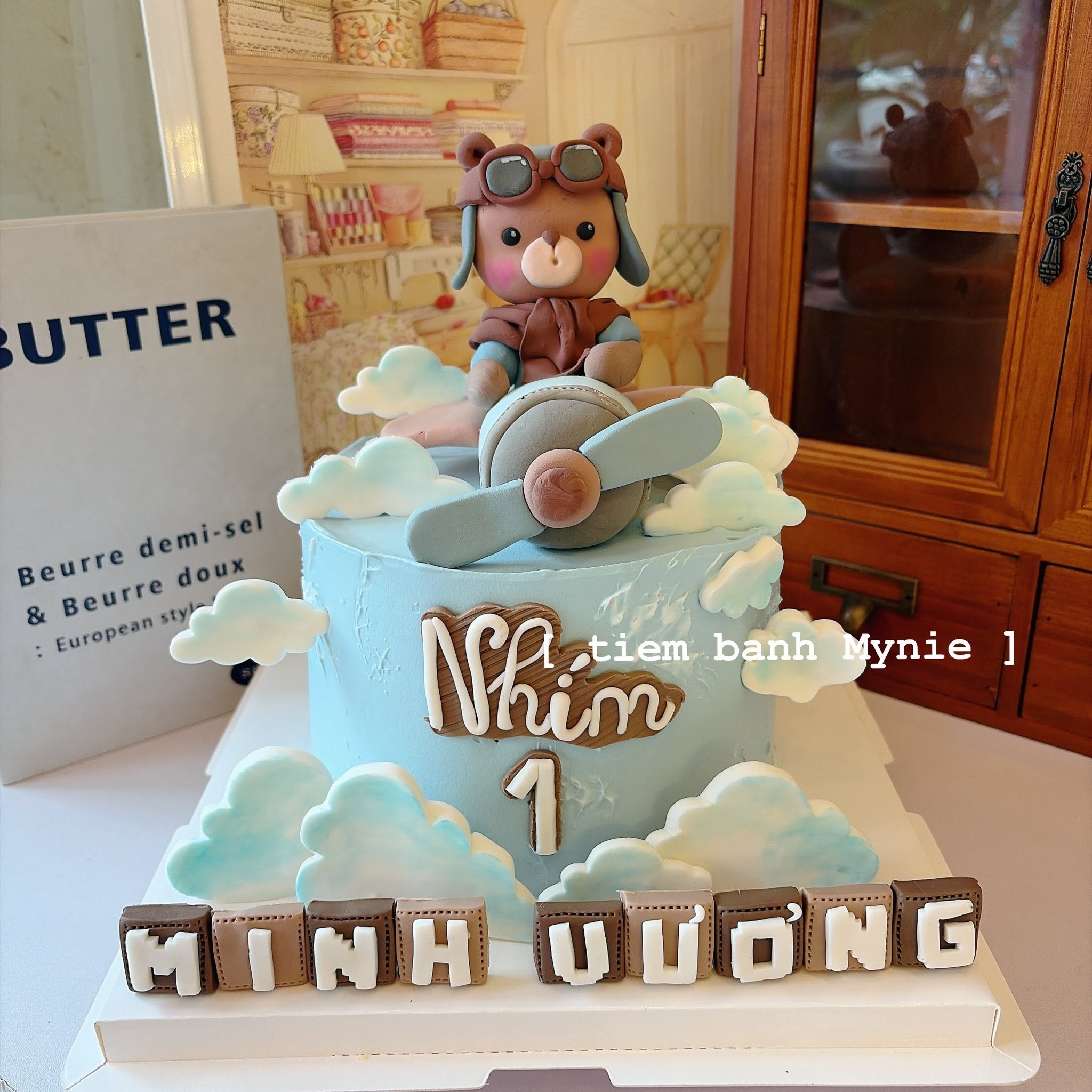 Bánh thôi nôi bé trai chủ đề phi công gấu