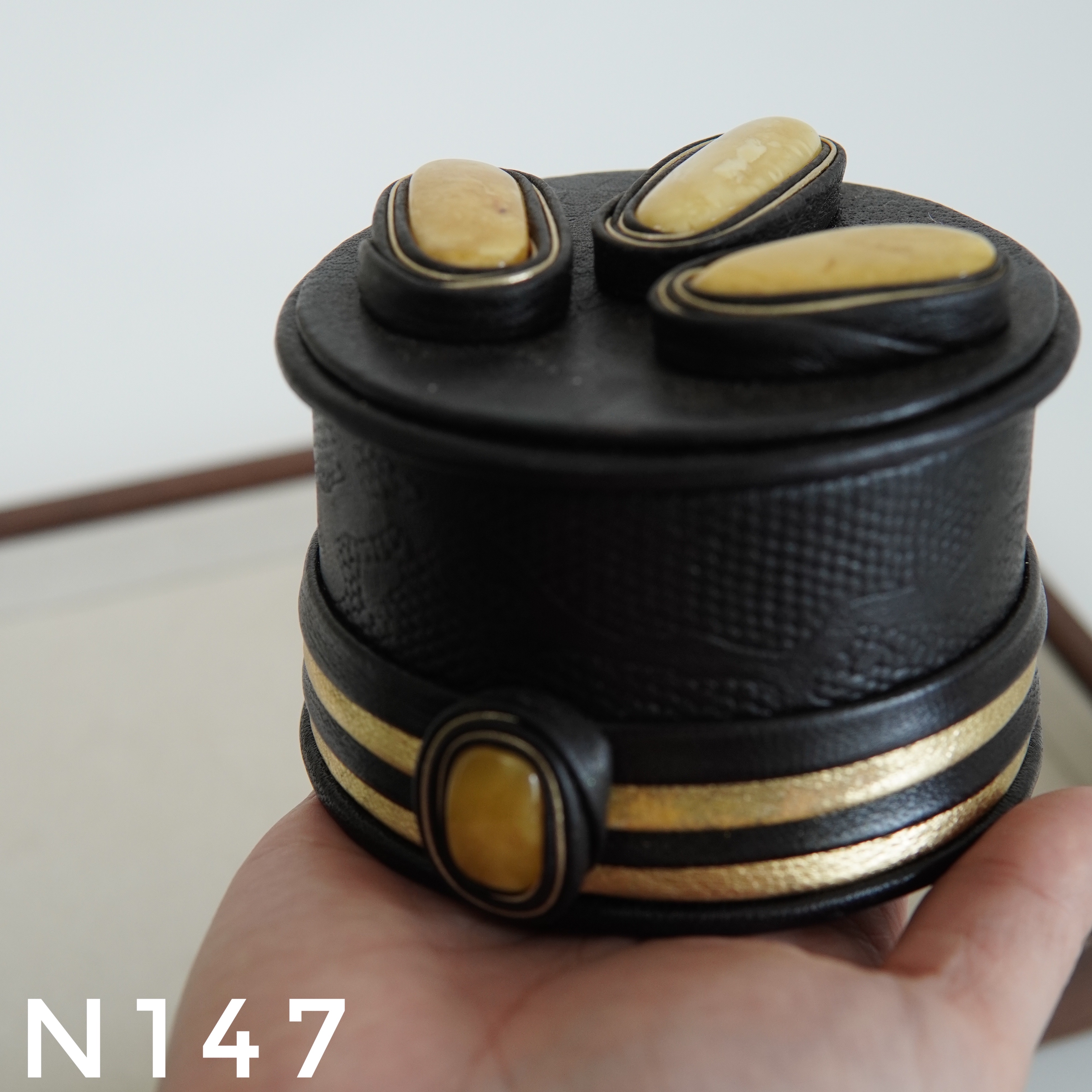Hộp Đựng Trang Sức Tròn Đính Hổ Phách – N147