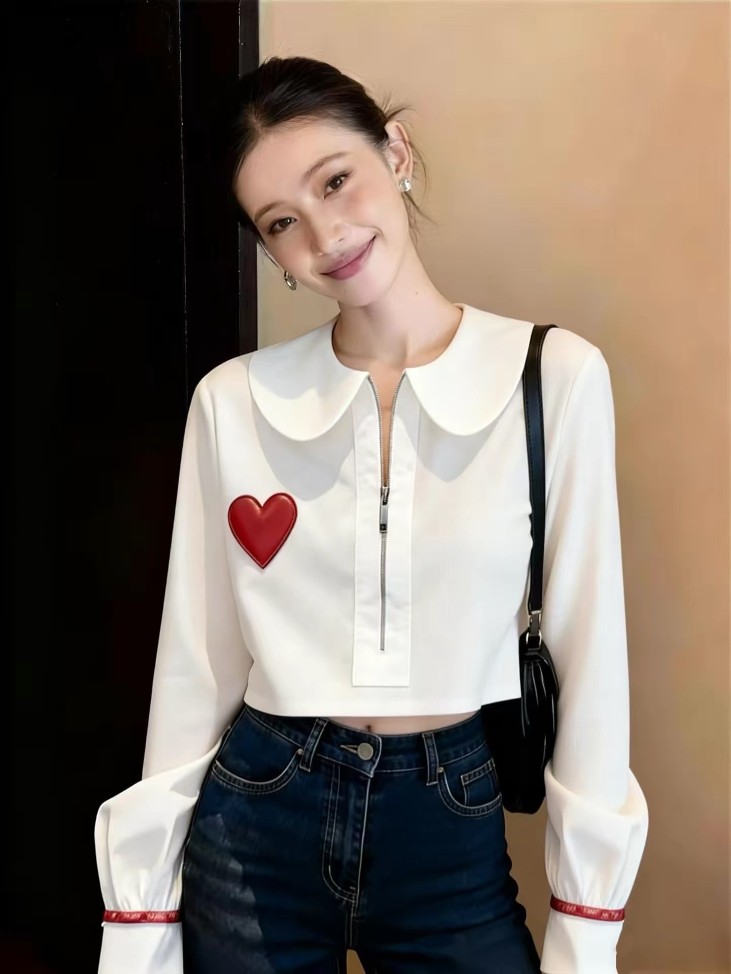 MS BE2003420: ÁO TRẮNG CỔ BÚP BÊ THÊU TIM