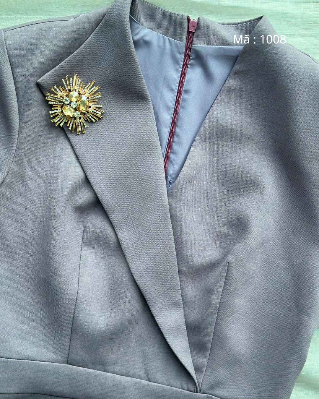 Đầm Bút Chì Cổ Vest Đính Tag