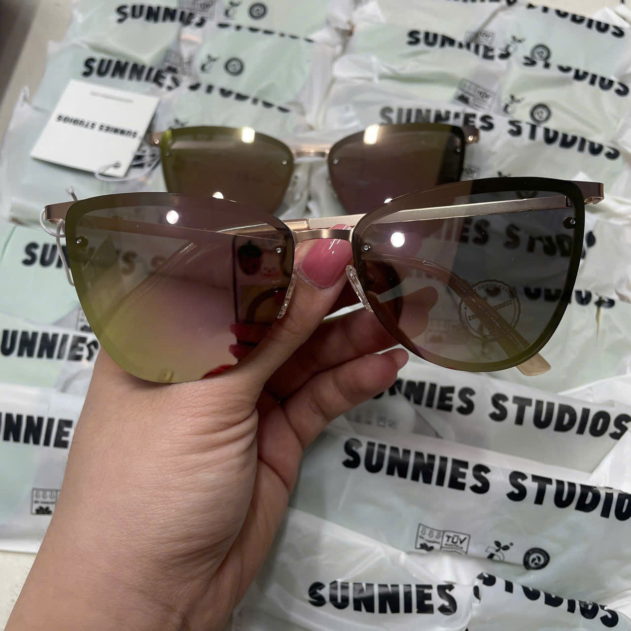 MAT KINH SUNNIES STUDIOS_thumbnail_5