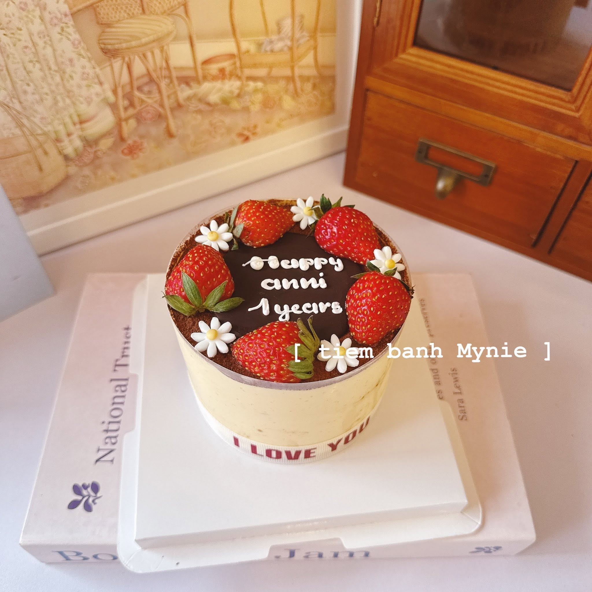 Bánh tiramisu trang trí dâu tây - TM004