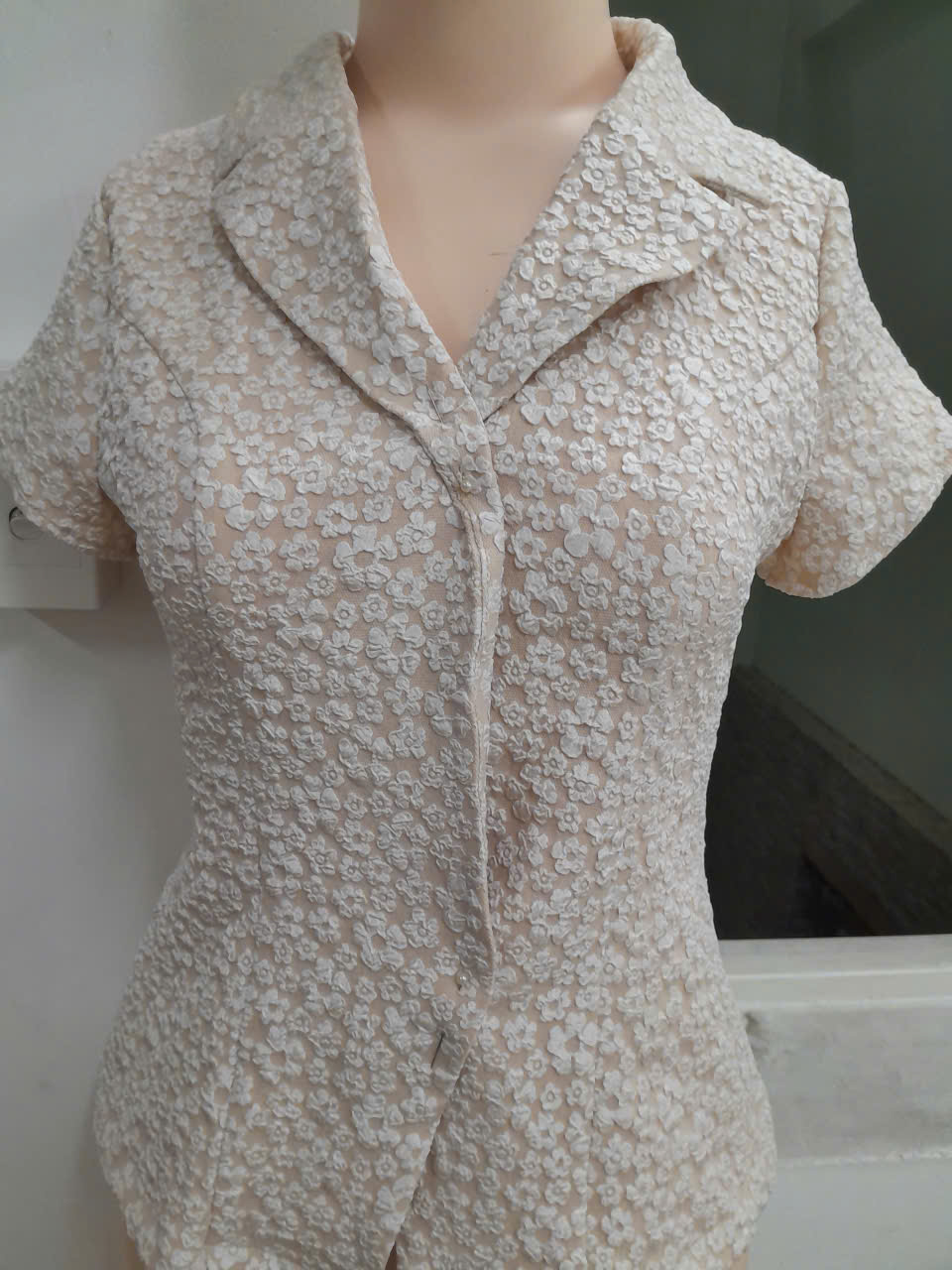 ÁO CỔ VEST HOA XỐP NỔI - KEM