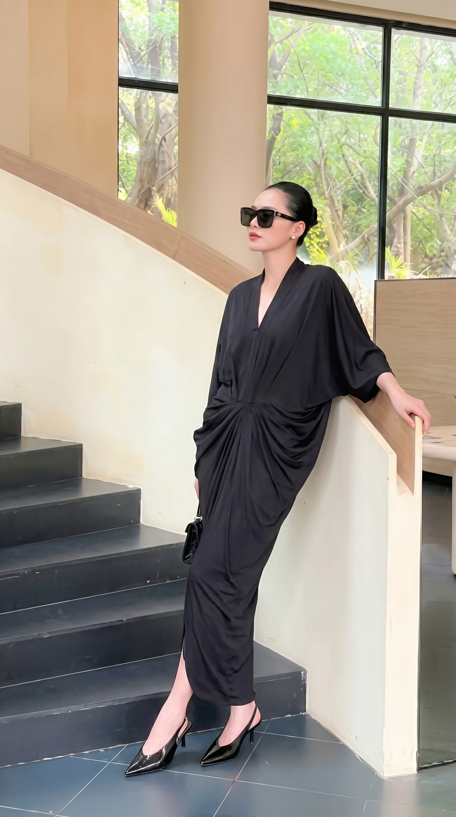 MV095 - Đầm Đen Cổ V Cánh Dơi Xẻ Tà Sang Trọng