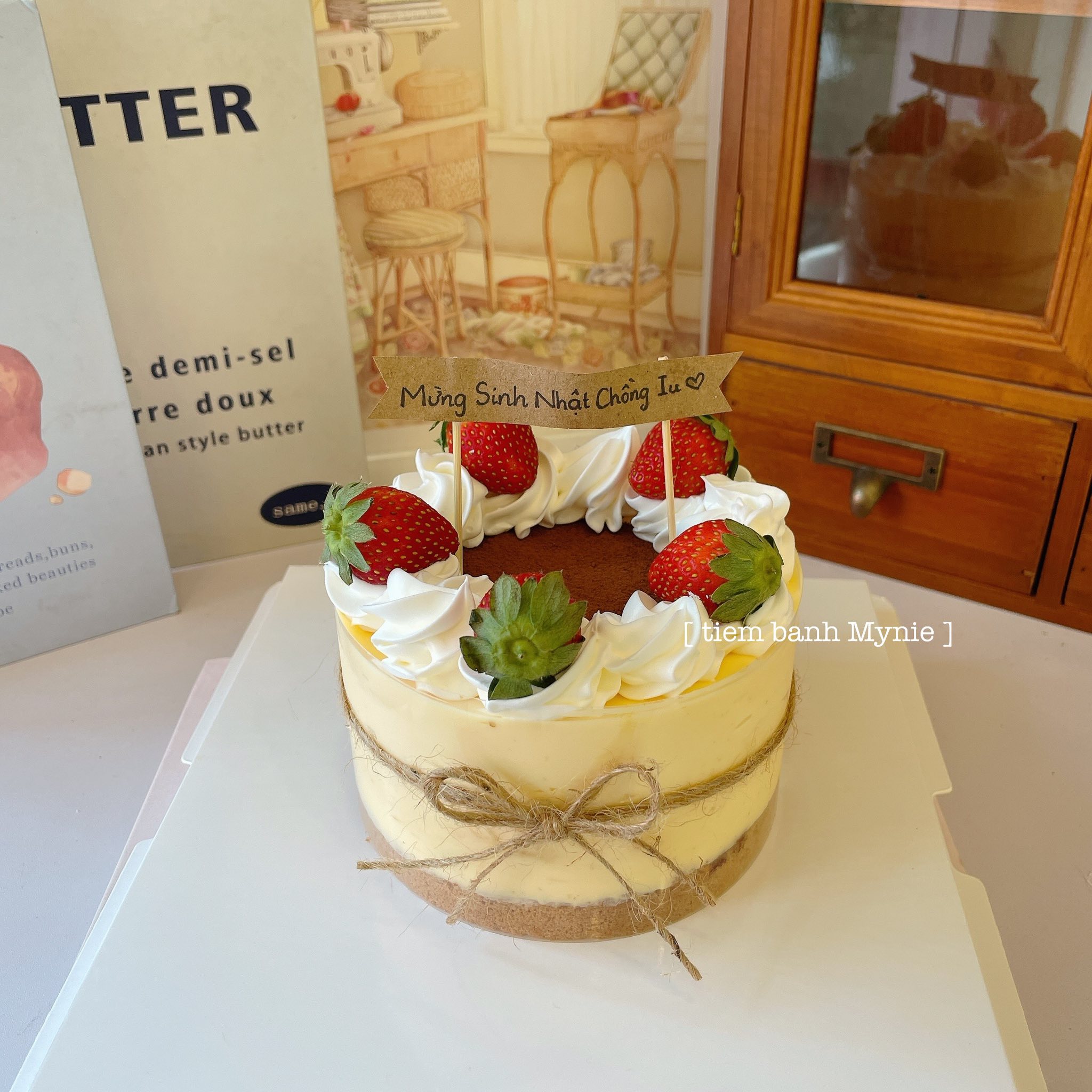 Bánh tiramisu trang trí dâu tây - TM006