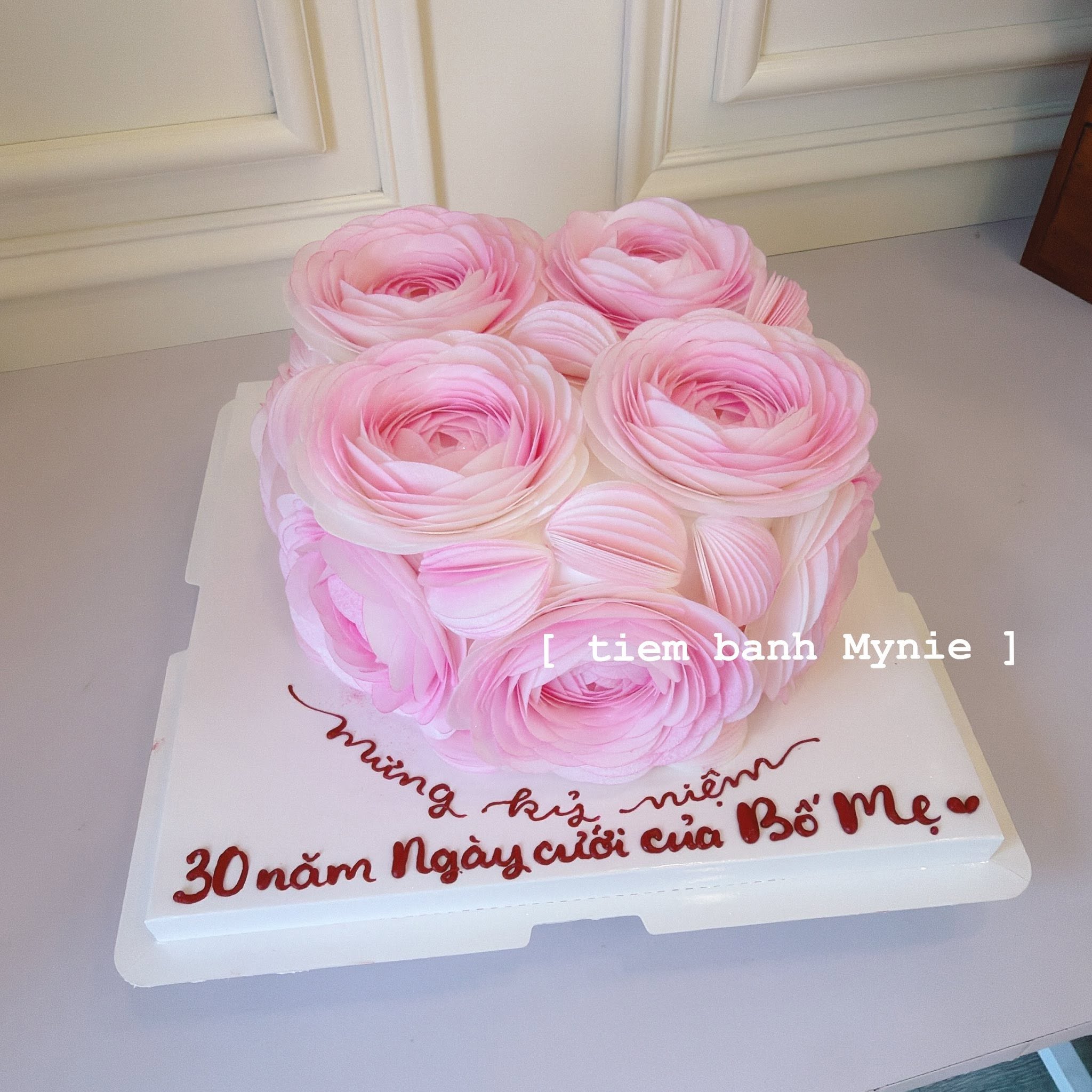 Bánh kem trang trí hoa giấy gạo tone hồng - MH0198