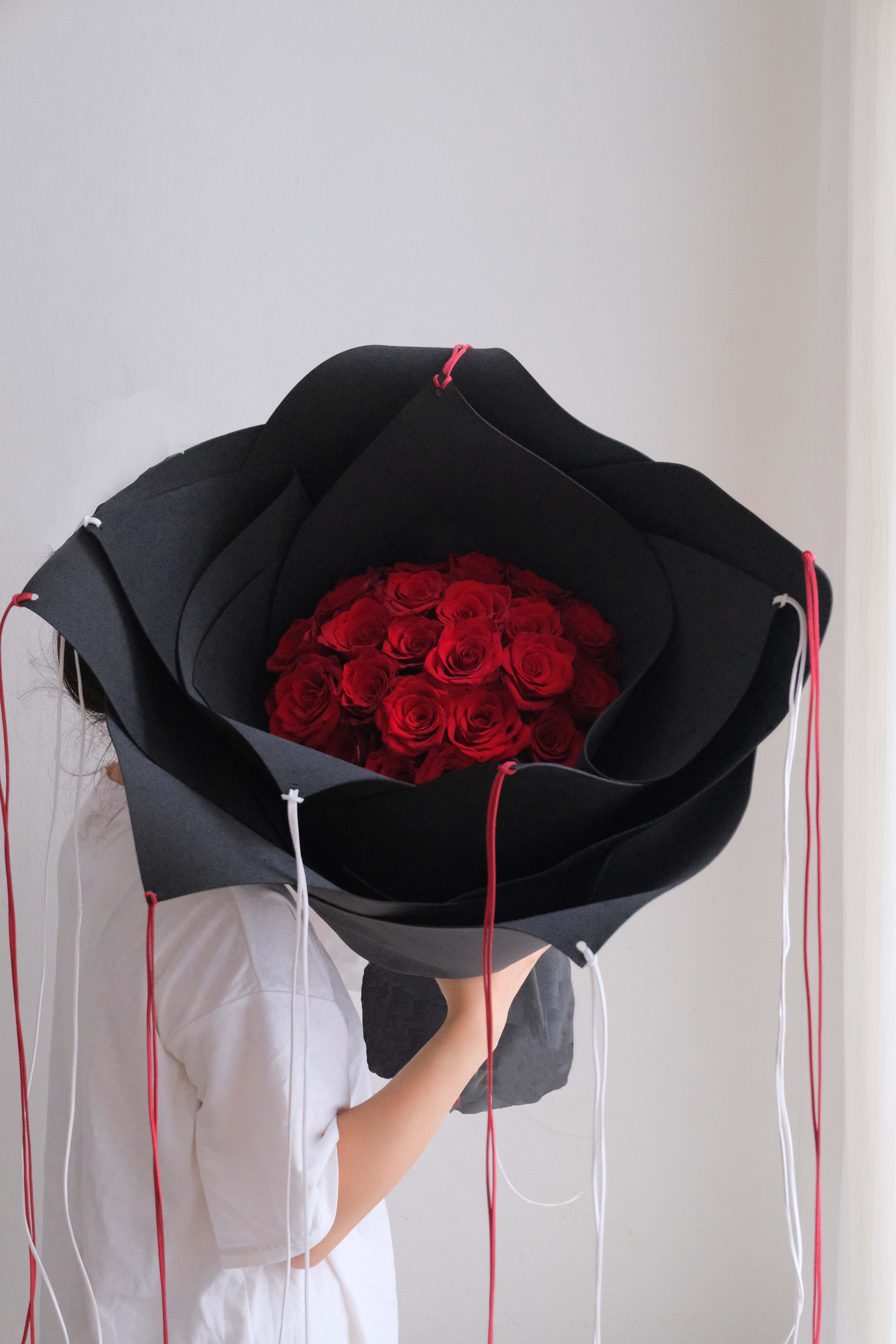 Umbala - Red Velvet - Bó hoa hồng đỏ giấy xốp đen