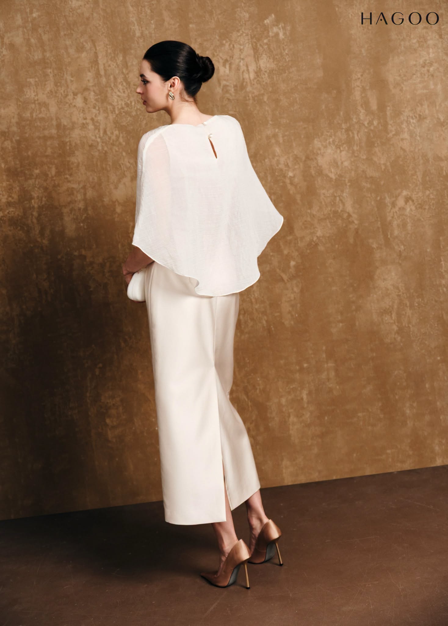 HAGOO sleeveless silk cape