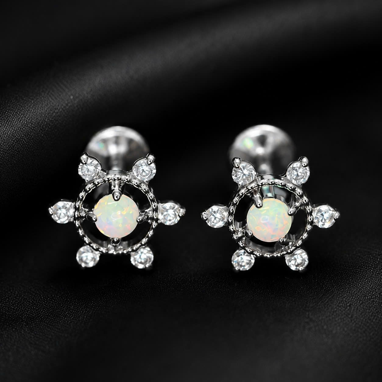 Khuyên kiểu titan mặt trời opal.