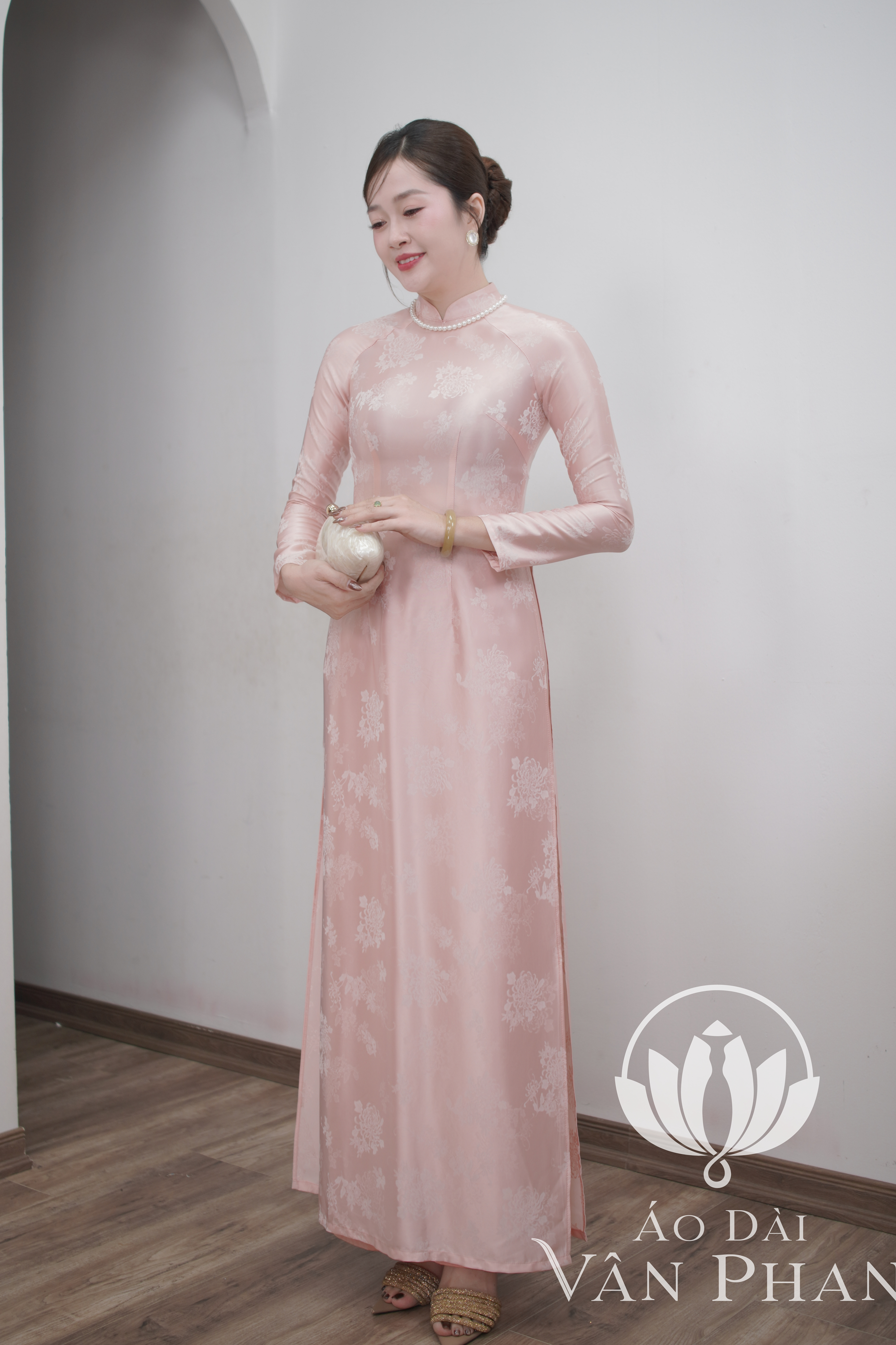 A3242 áo dài cổ 3p tay dài truyền thống  gấm cúc màu hồng nhạt_thumbnail_1