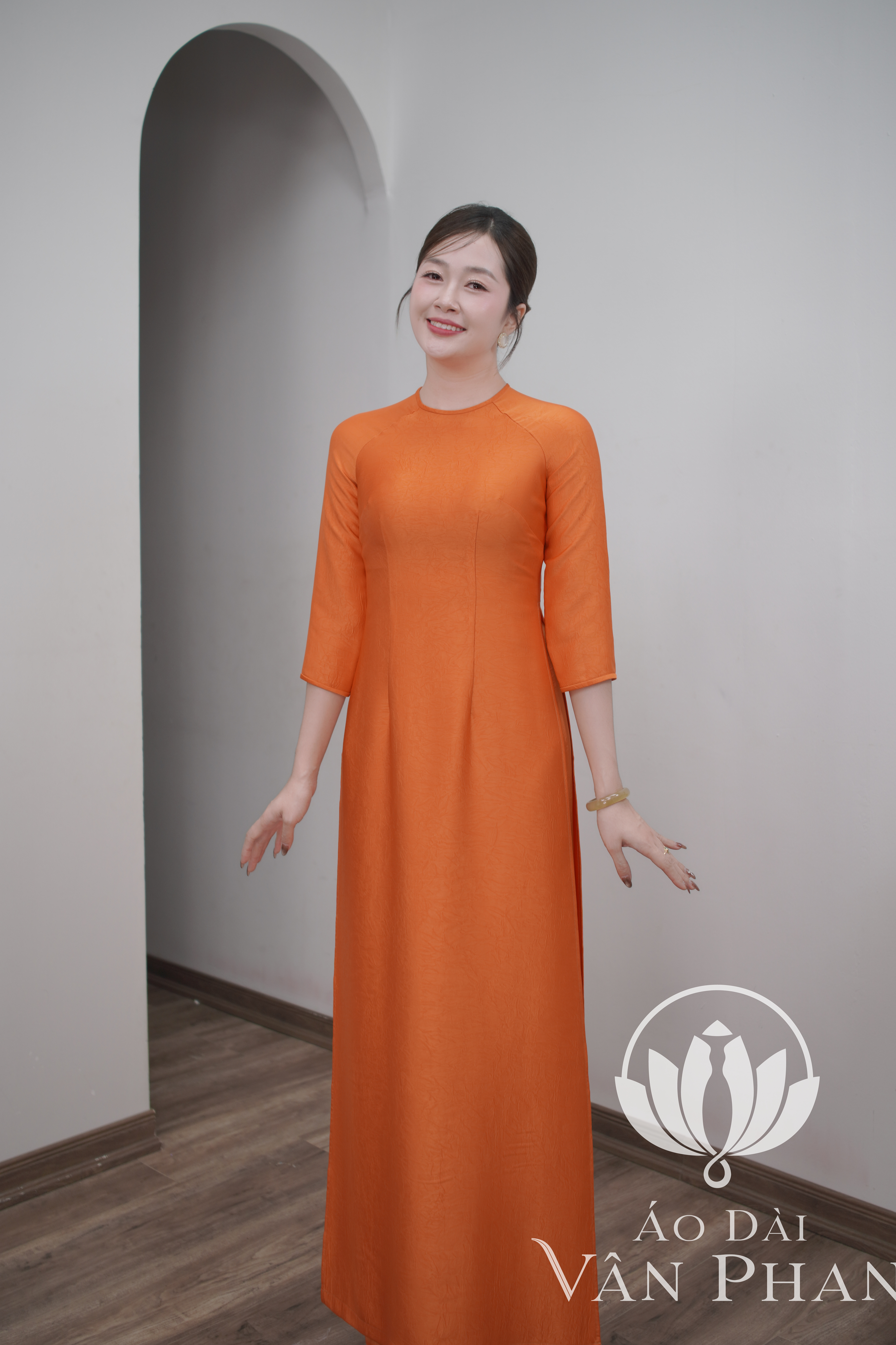 A3223CT áo dài cổ khít tay lỡ lụa dubai màu cam_thumbnail_3