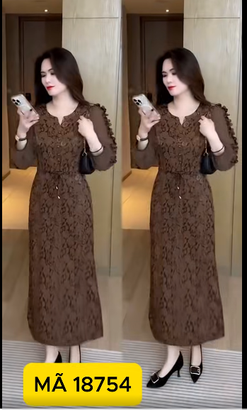 18754- Đầm suông lụa nâu vân gấm phối voan tay (lụa gấm phối voan)