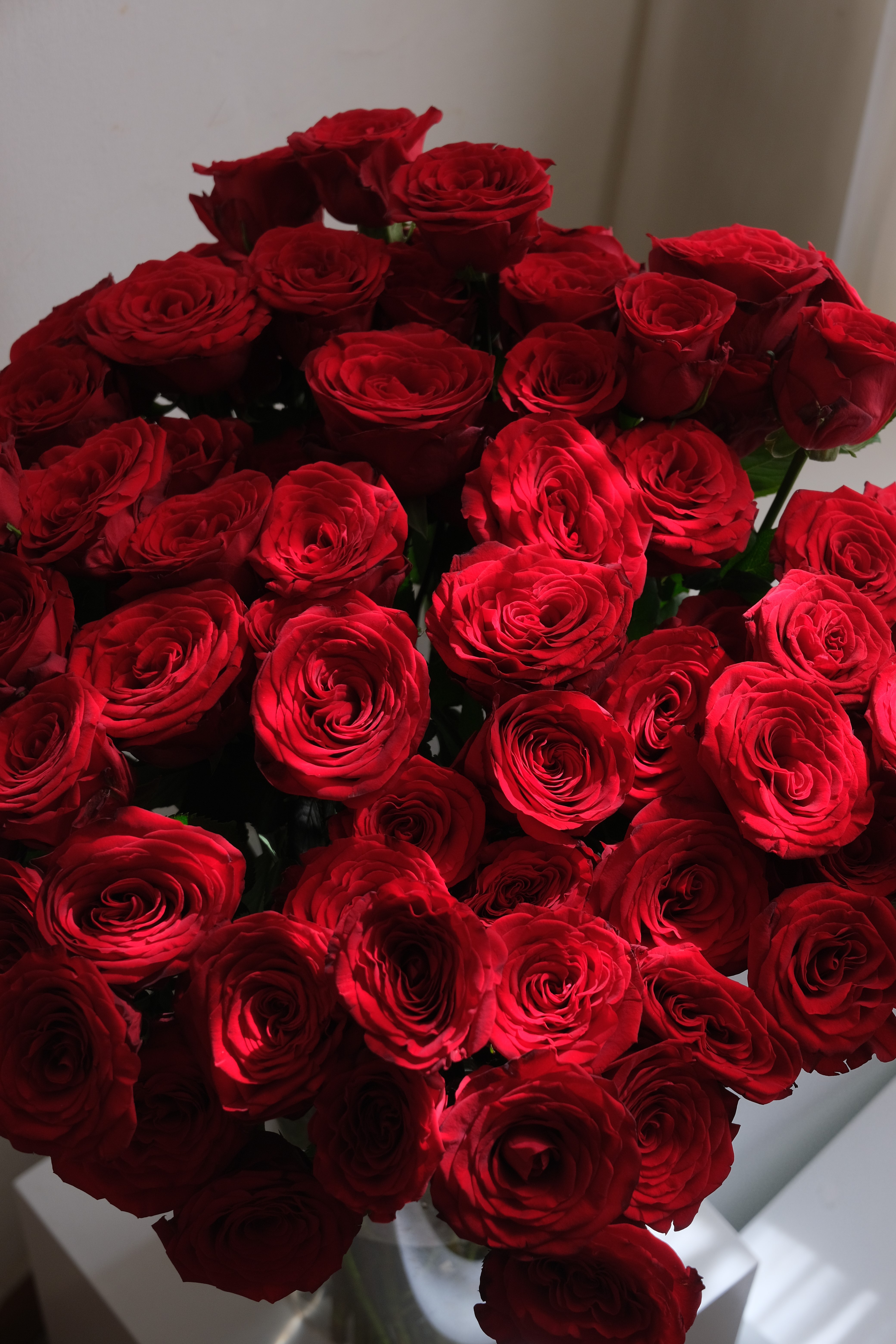 Bó hoa 99 bông hồng đỏ Red Naomi (bó cắm cốt xốp ẩm)_thumbnail_2