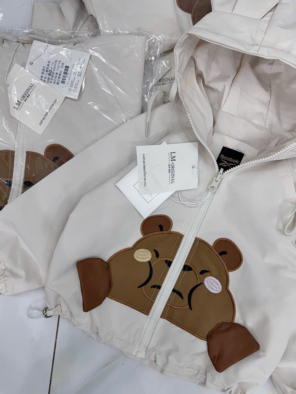 D67 ÁO KHOÁC GIÓ GẤU MICKEY MẶT CƯỜI- A106.296