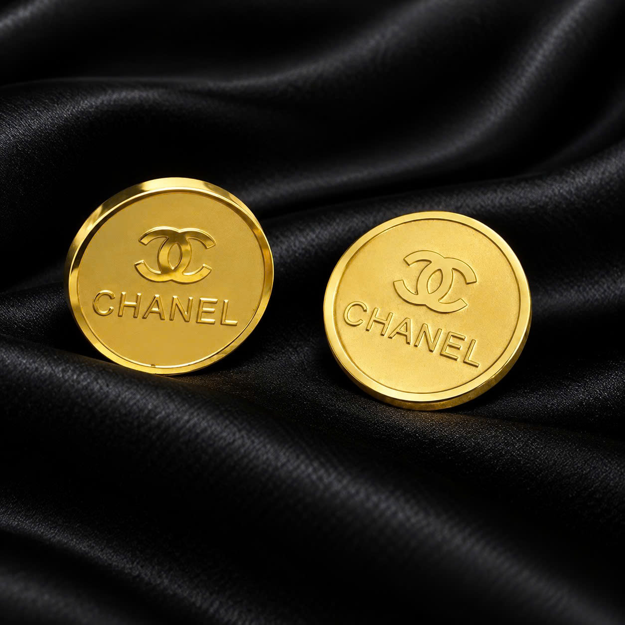 khuyên kiểu cặp vàng tròn khắc CHANEL