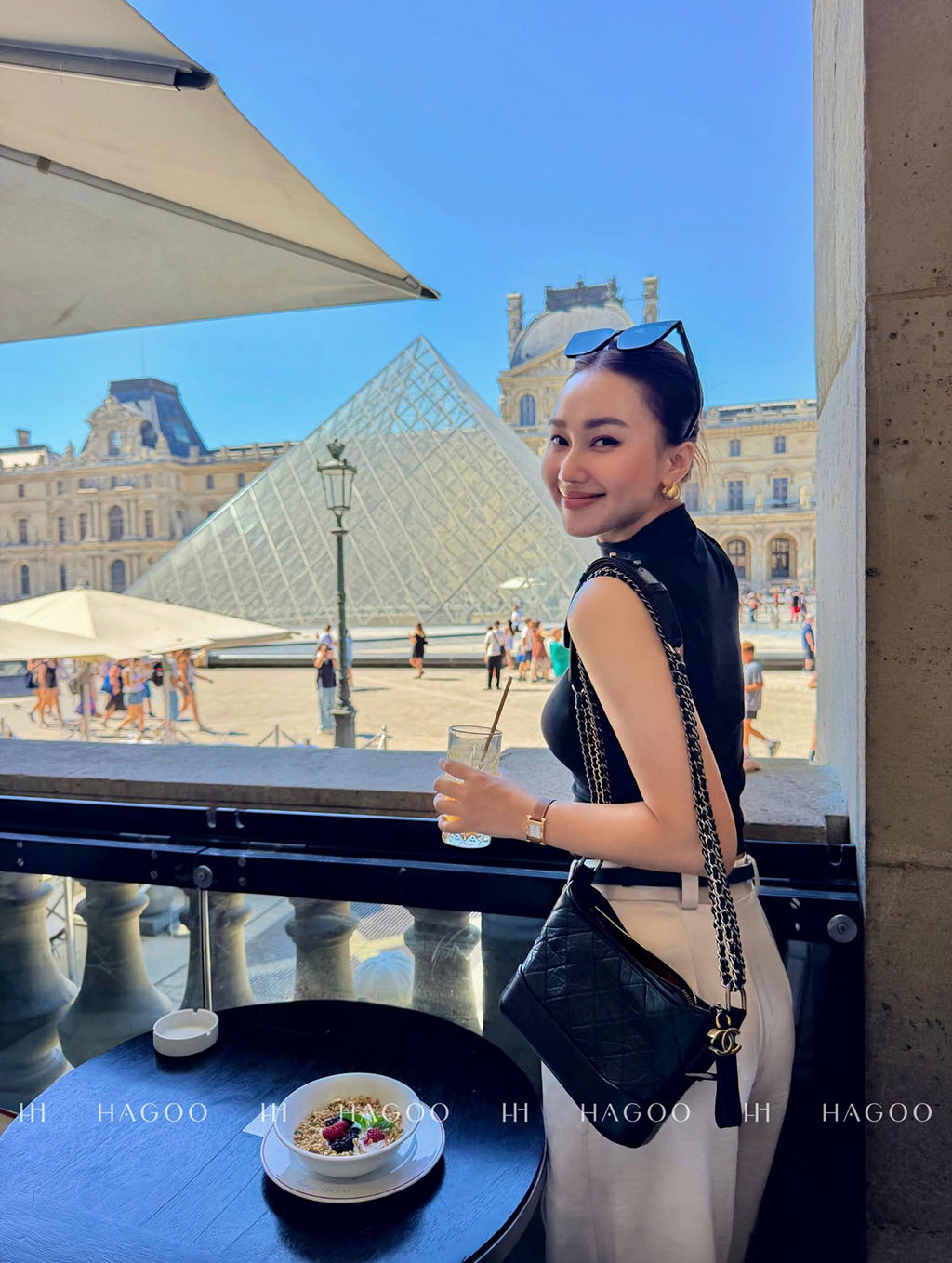 Cạp cao giúp định hình vòng eo gọn gàng và tạo tỷ lệ cơ thể cân đối