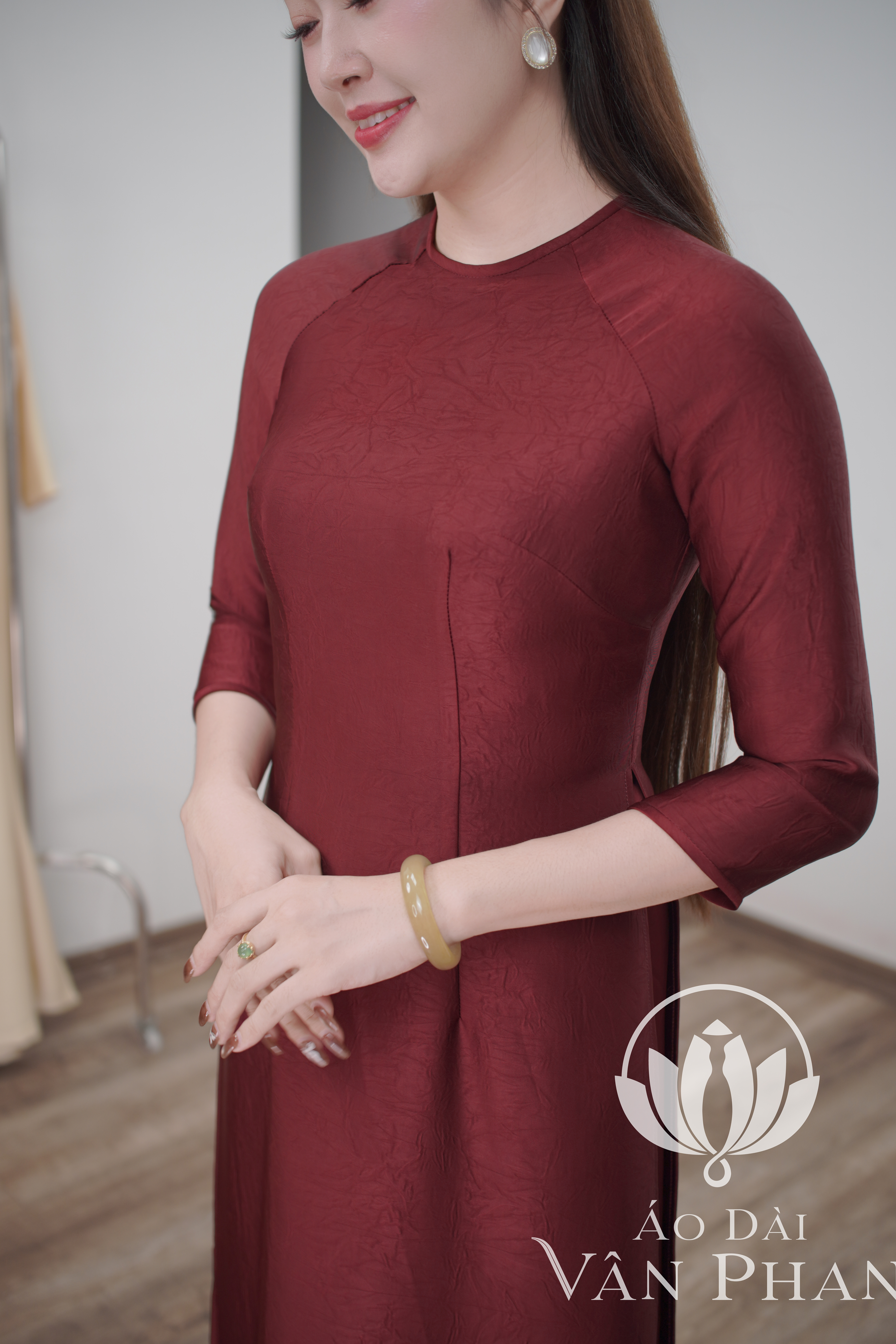 A3222CT áo dài cổ khít tay lỡ lụa dubai màu đỏ đô