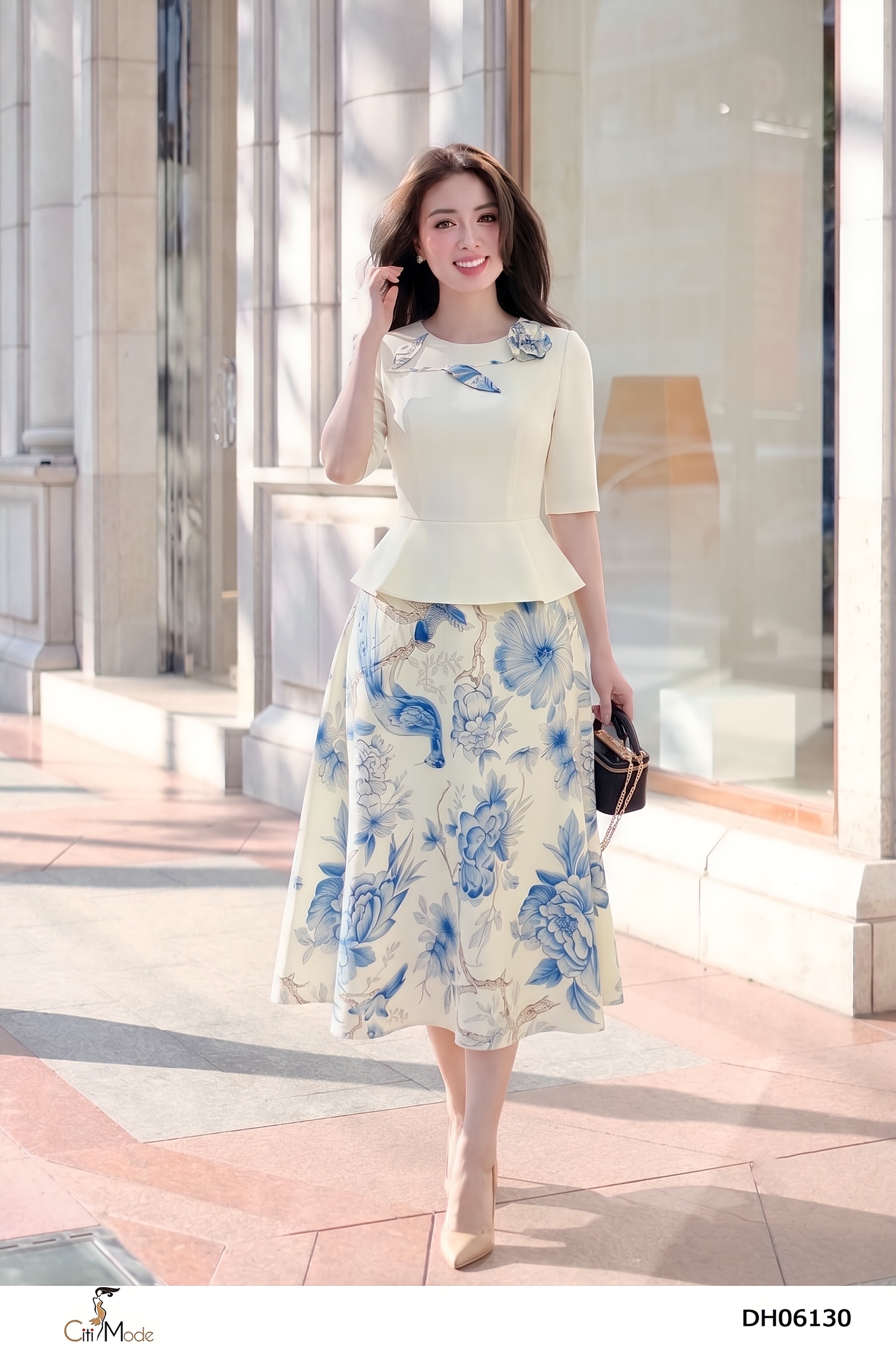 Đầm xòe hoa phối kem cổ tròn, tay lỡ