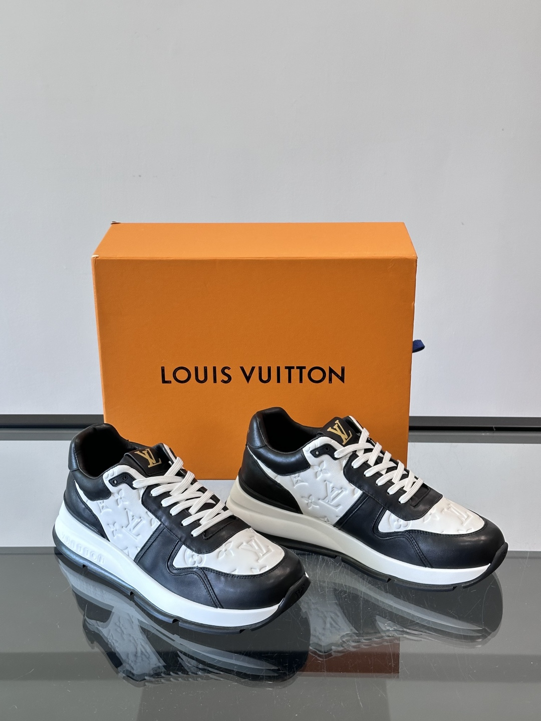 Giày LV Run Away