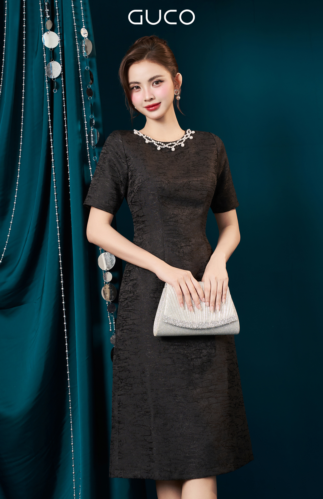 ĐẦM A TAFFTA CỔ TRÒN ĐÍNH NGỌC TRAI - ĐEN