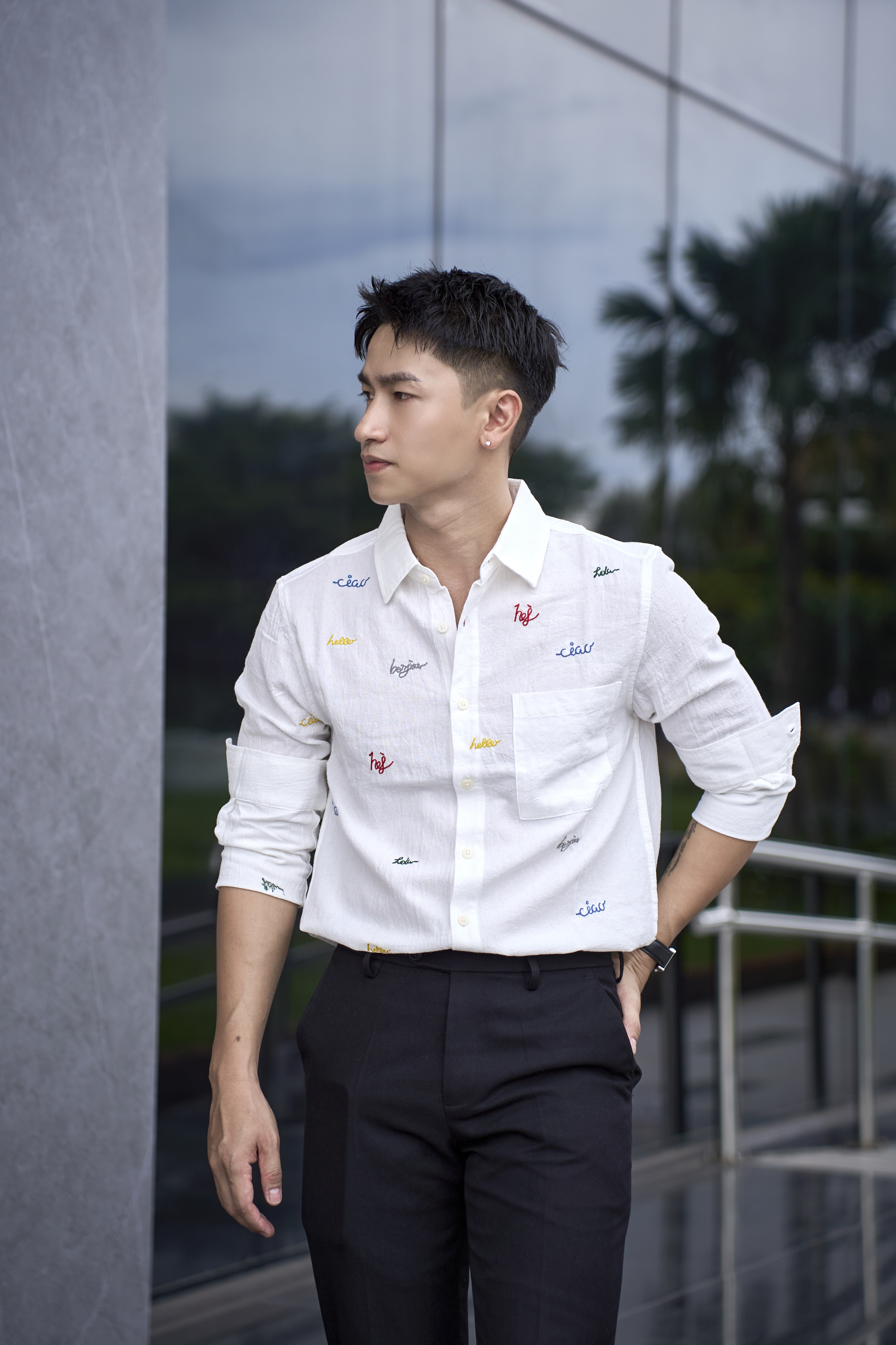 SA127 - Áo sơ mi nam dài tay cotton 100% phong cách Nhật Bản, form rộng, thêu chữ nghệ thuật, màu Trắng/Xanh Dương