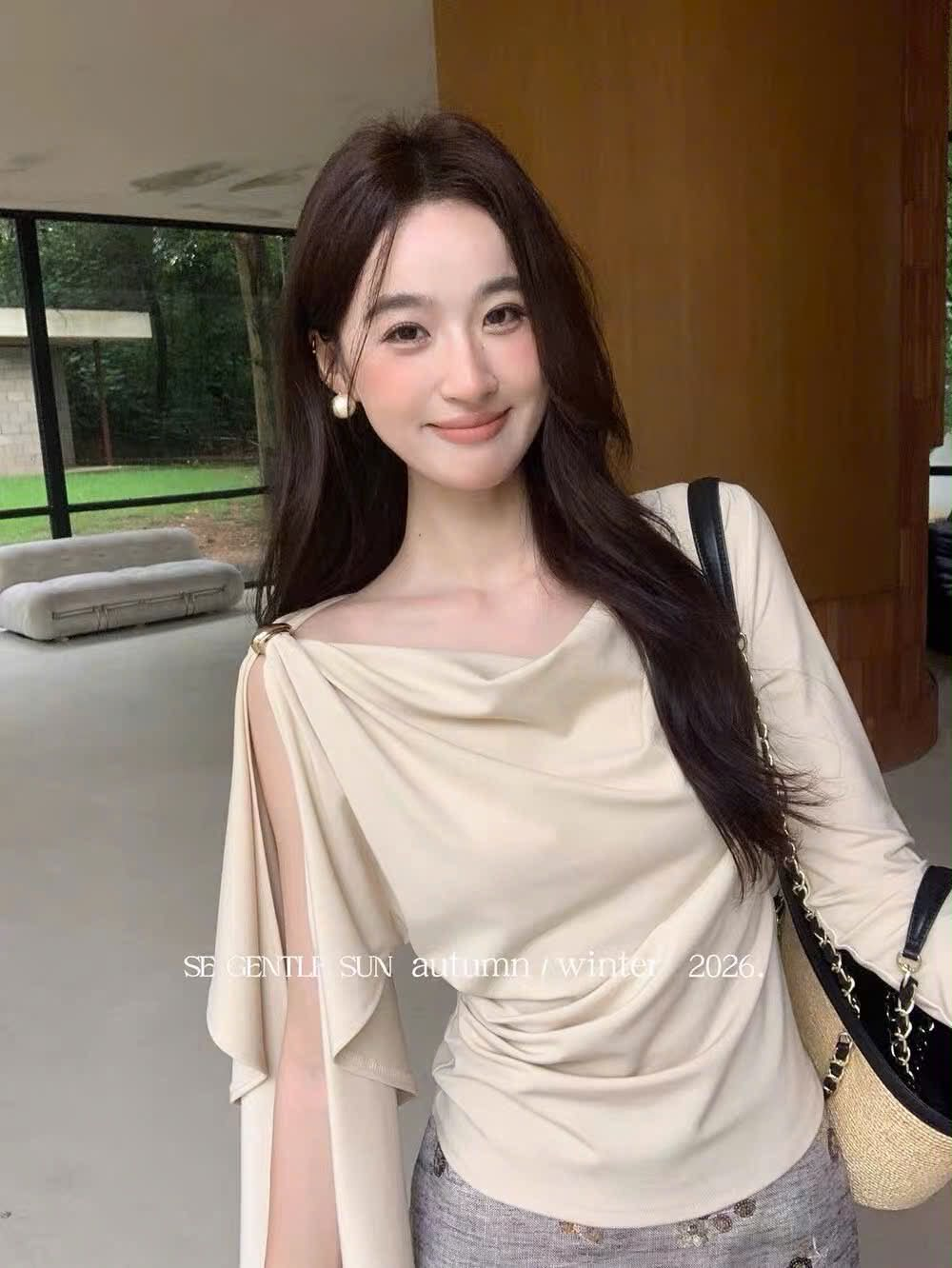 Lucas - Áo thun cổ đổ dài tay bèo lệch 1 bên vai đính charm vàng_thumbnail_2