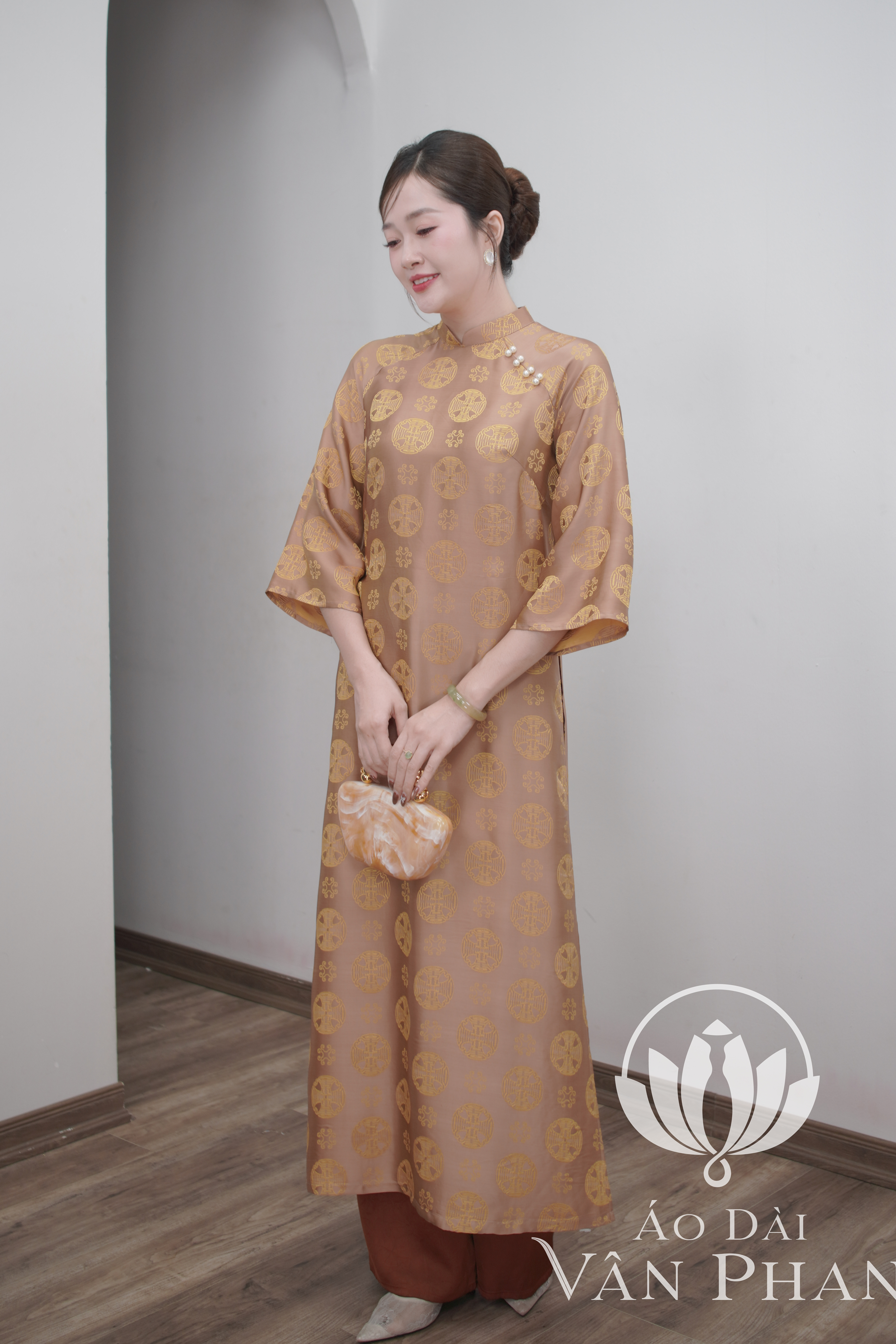 CT409 áo dài cách tân cổ 2p tay loe gấm nâu thọ_thumbnail_2