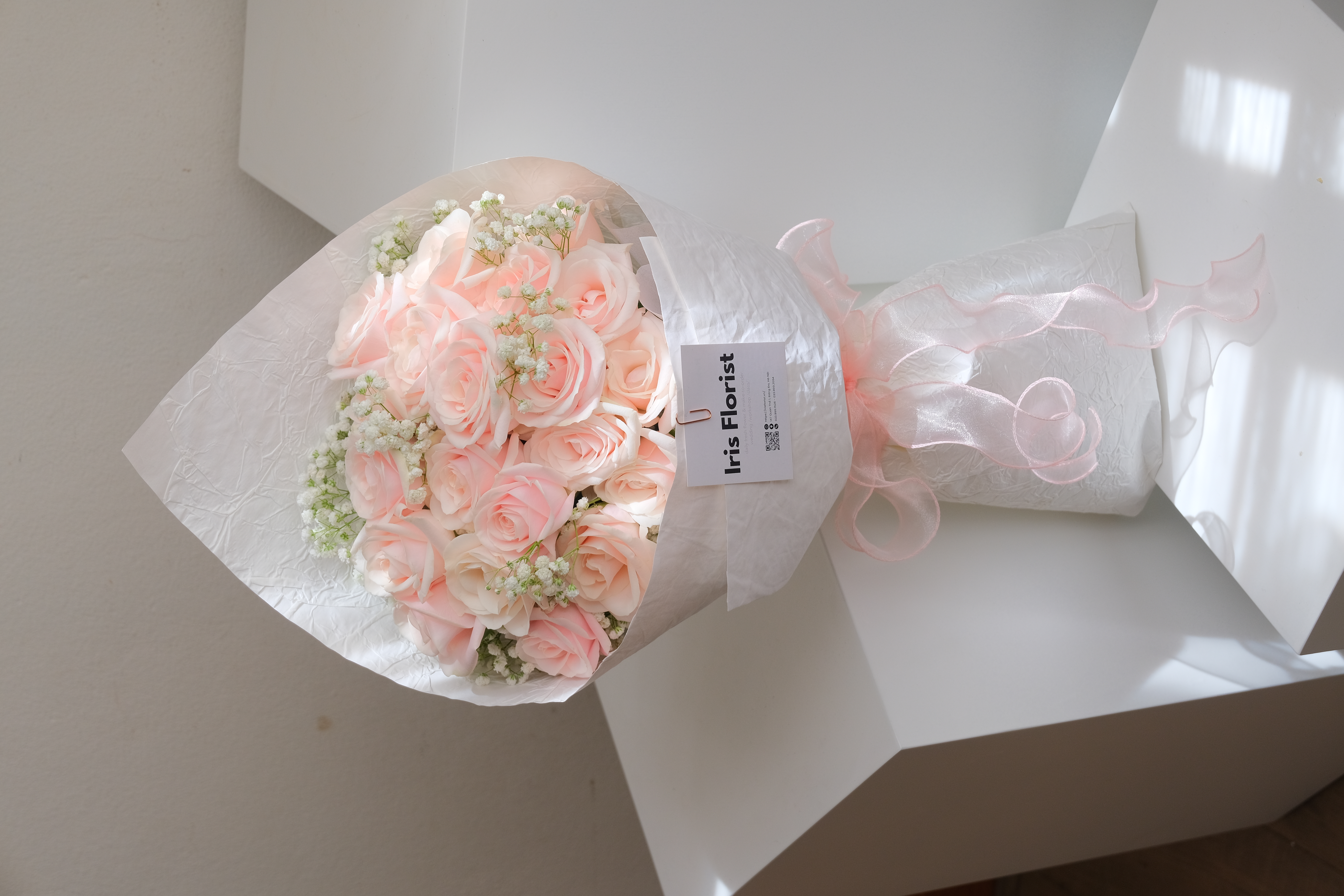 Bó hồng kem dâu mix baby - Ốc quế