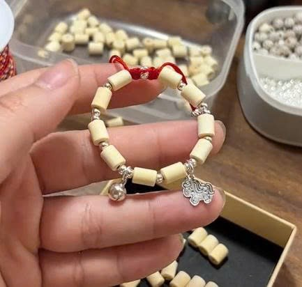B72 - Vòng dâu tằm hạt trụ mix charm