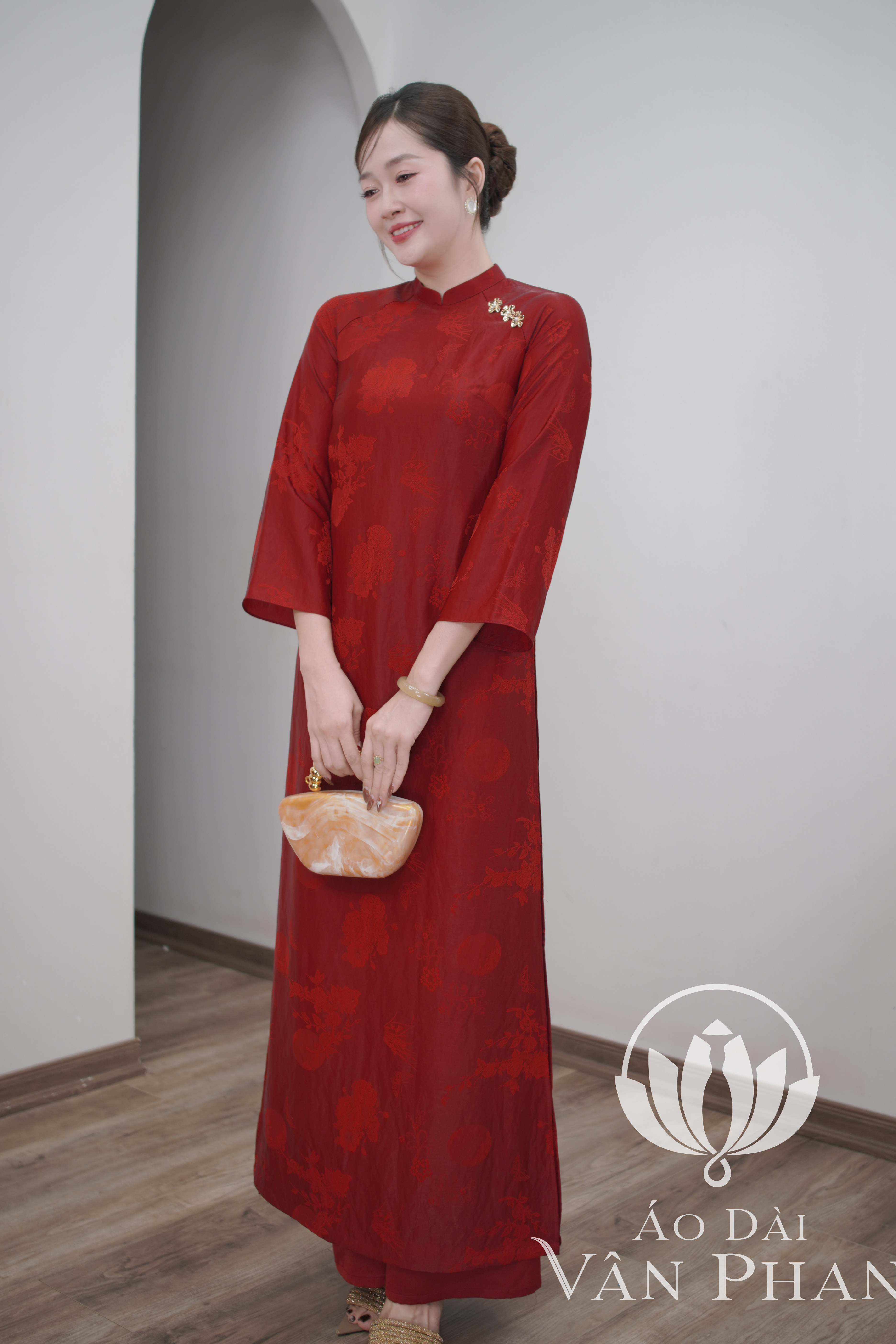CT337 áo dài cách Tân cổ 2p tay dài loe tơ tằm đỏ đô ánh trắng_thumbnail_2