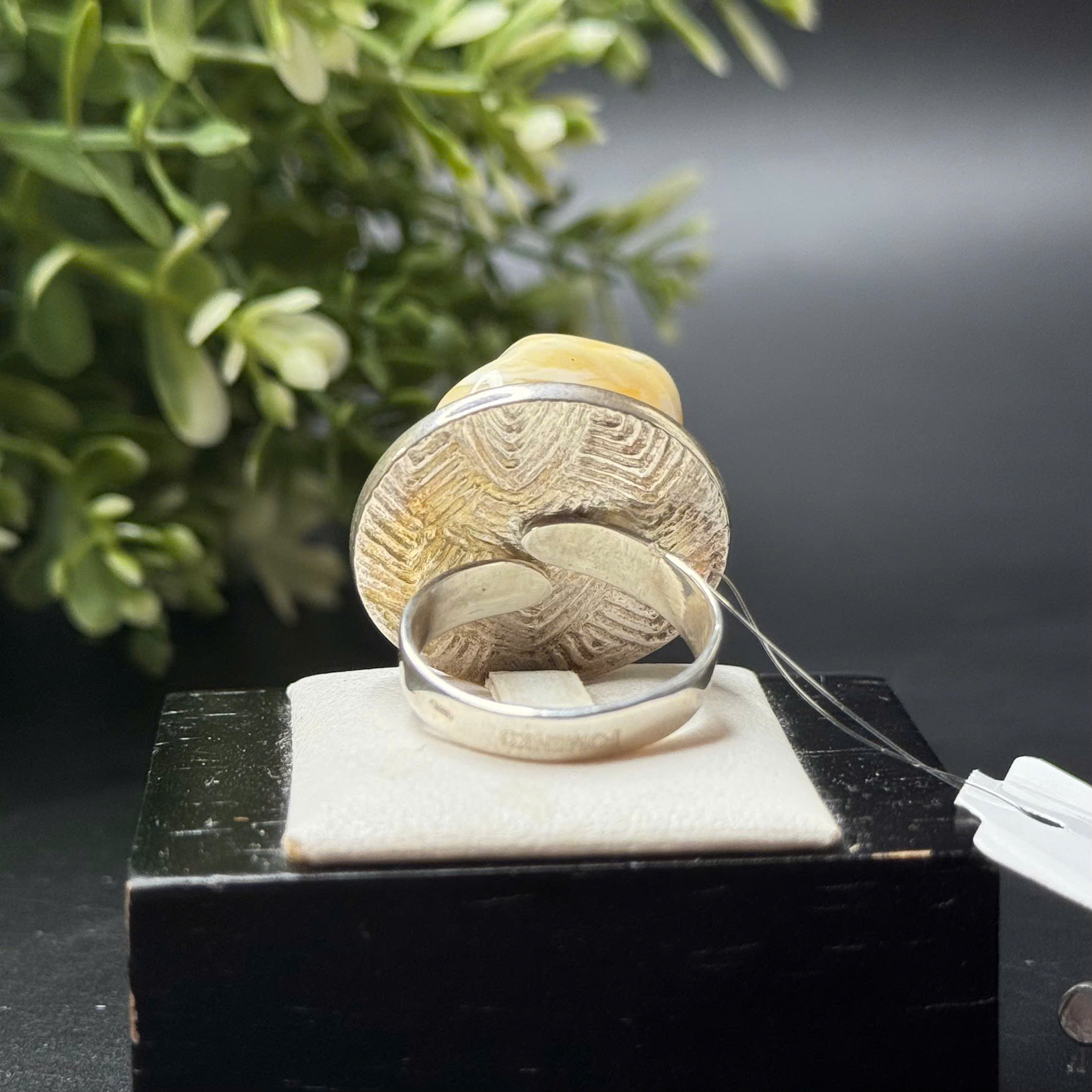 Nhẫn Hổ Phách Hoàng Gia Vân Bạch Dáng Non Bộ Khung Bạc - Mã 3012_thumbnail_3