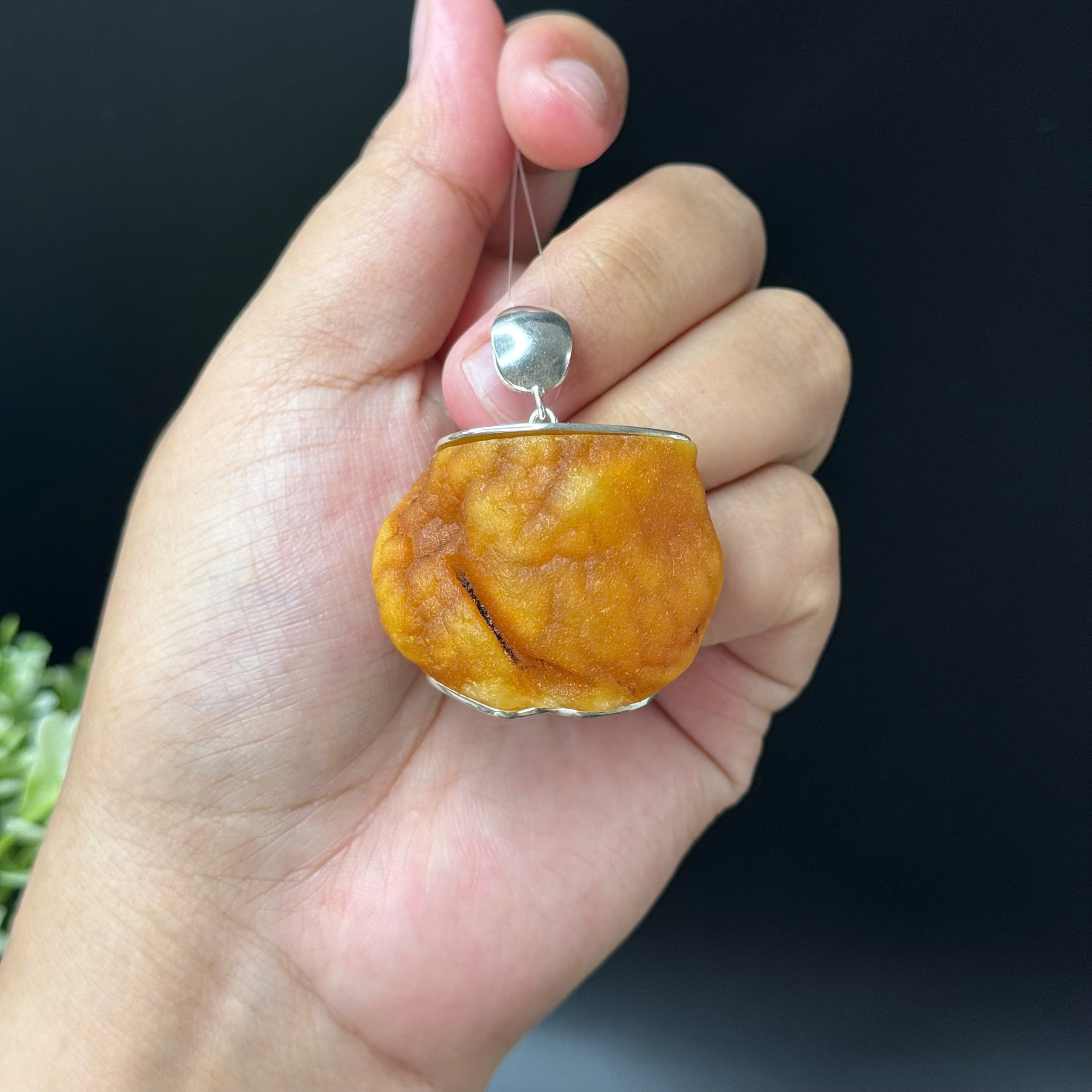 Mặt Dây Hổ Phách Vân Vải Khung Bạc - Mã 8217
