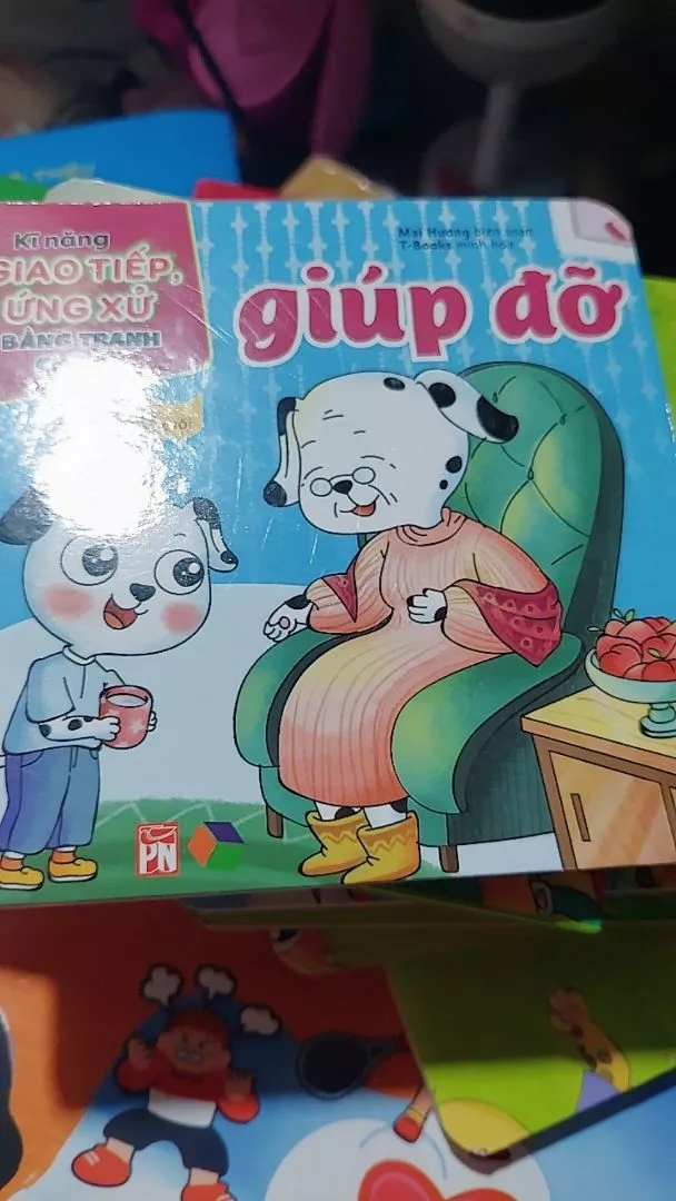 Bé con rất thích xem. _4